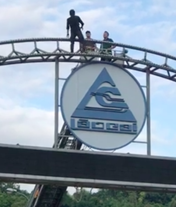 Ngao da treo len cong chao anh 1