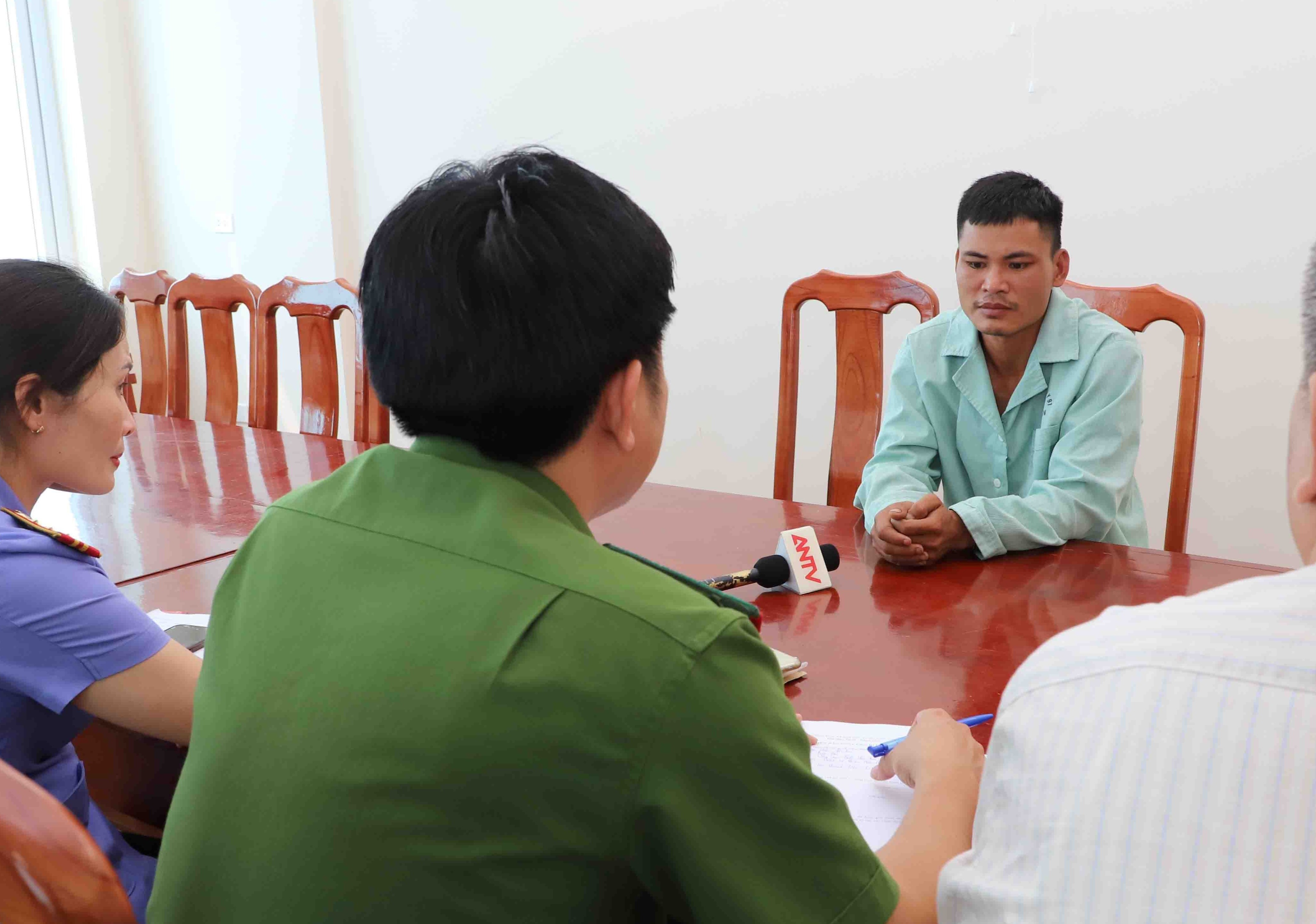 Nguoi dan ong chet ben duong anh 1