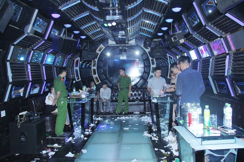 12 nguoi dung ma tuy trong quan hat anh 1