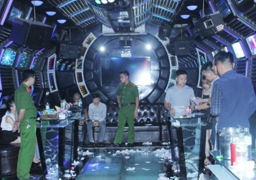 12 thanh nien phe ma tuy tai quan karaoke A88 hinh anh