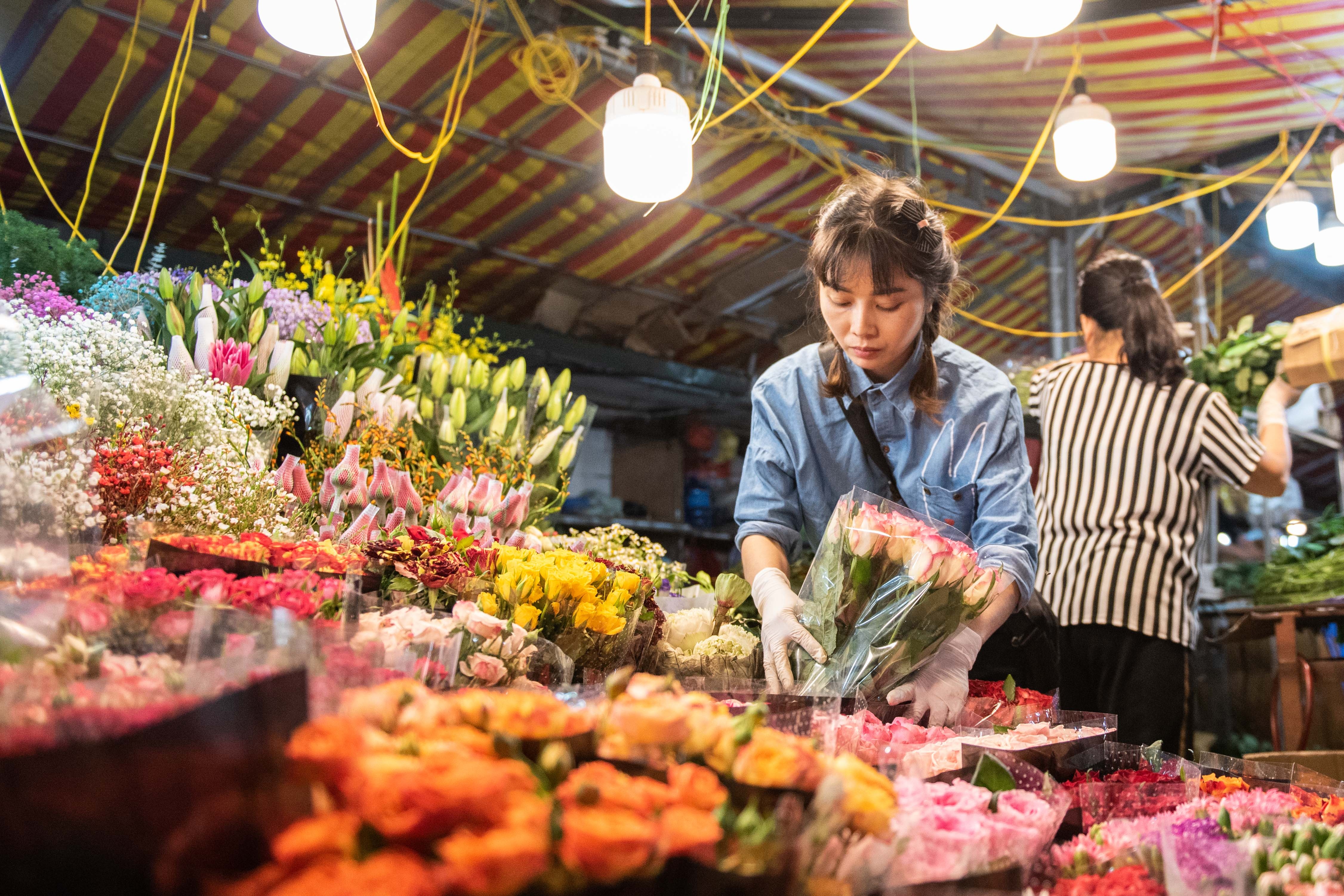 Cho hoa lon nhat Ha Noi nhon nhip dip 20/10 hinh anh