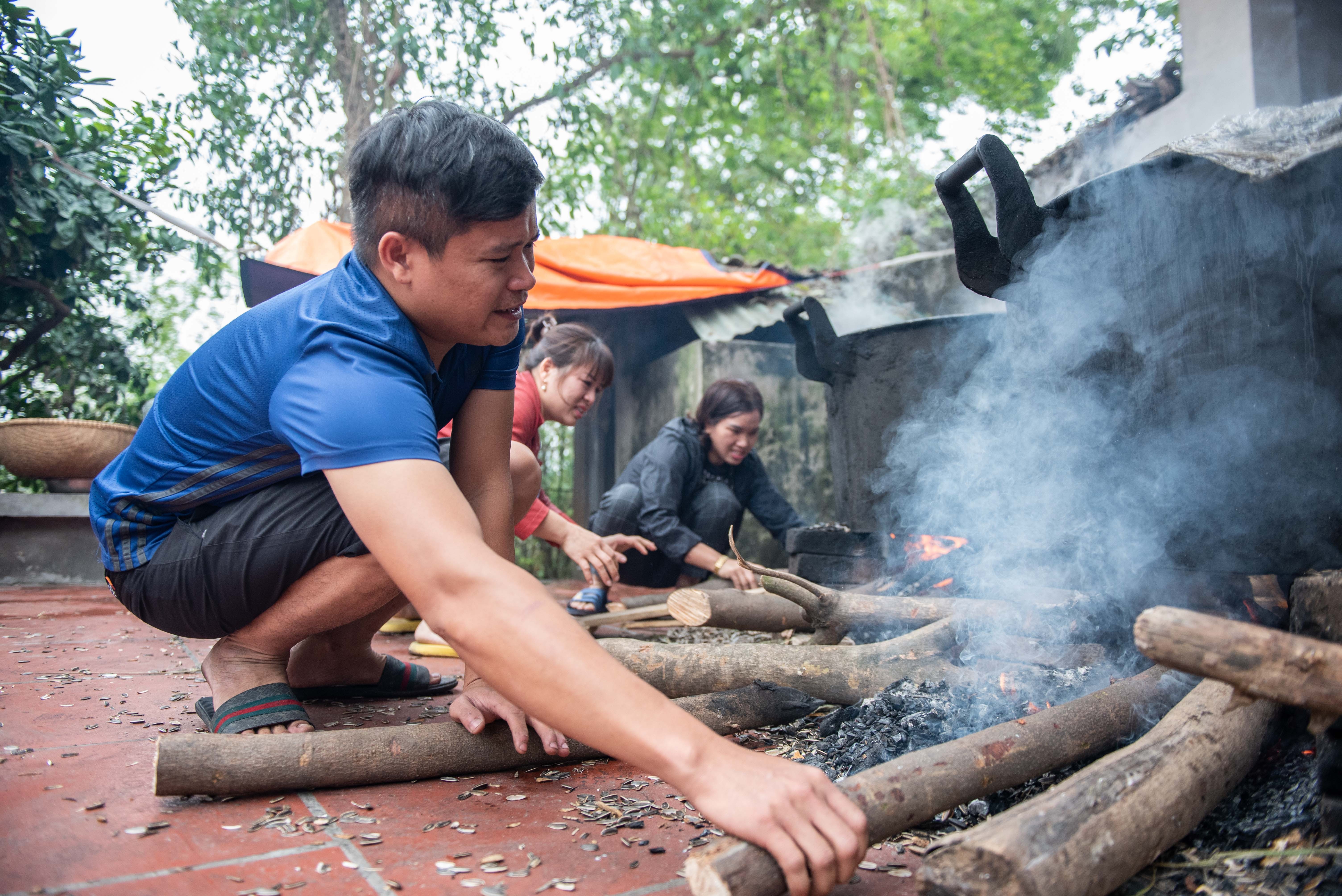 Luoc banh chung ung ho dong bao mien Trung anh 2