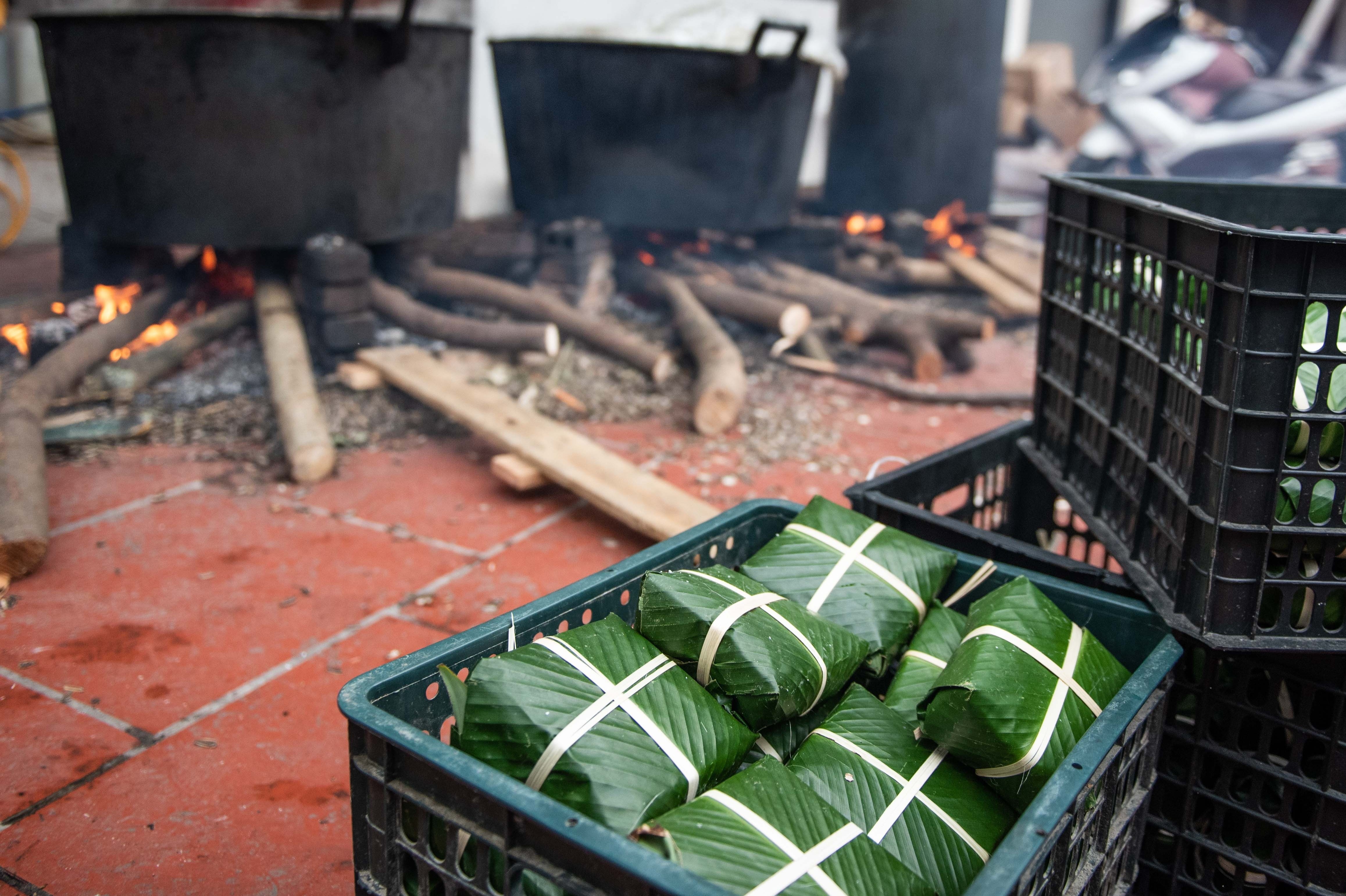 Nguoi Ha Noi goi banh chung gui dong bao mien Trung hinh anh
