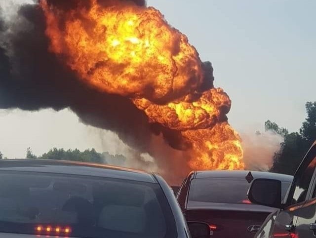 Xe cho dau boc chay tren cao toc hinh anh