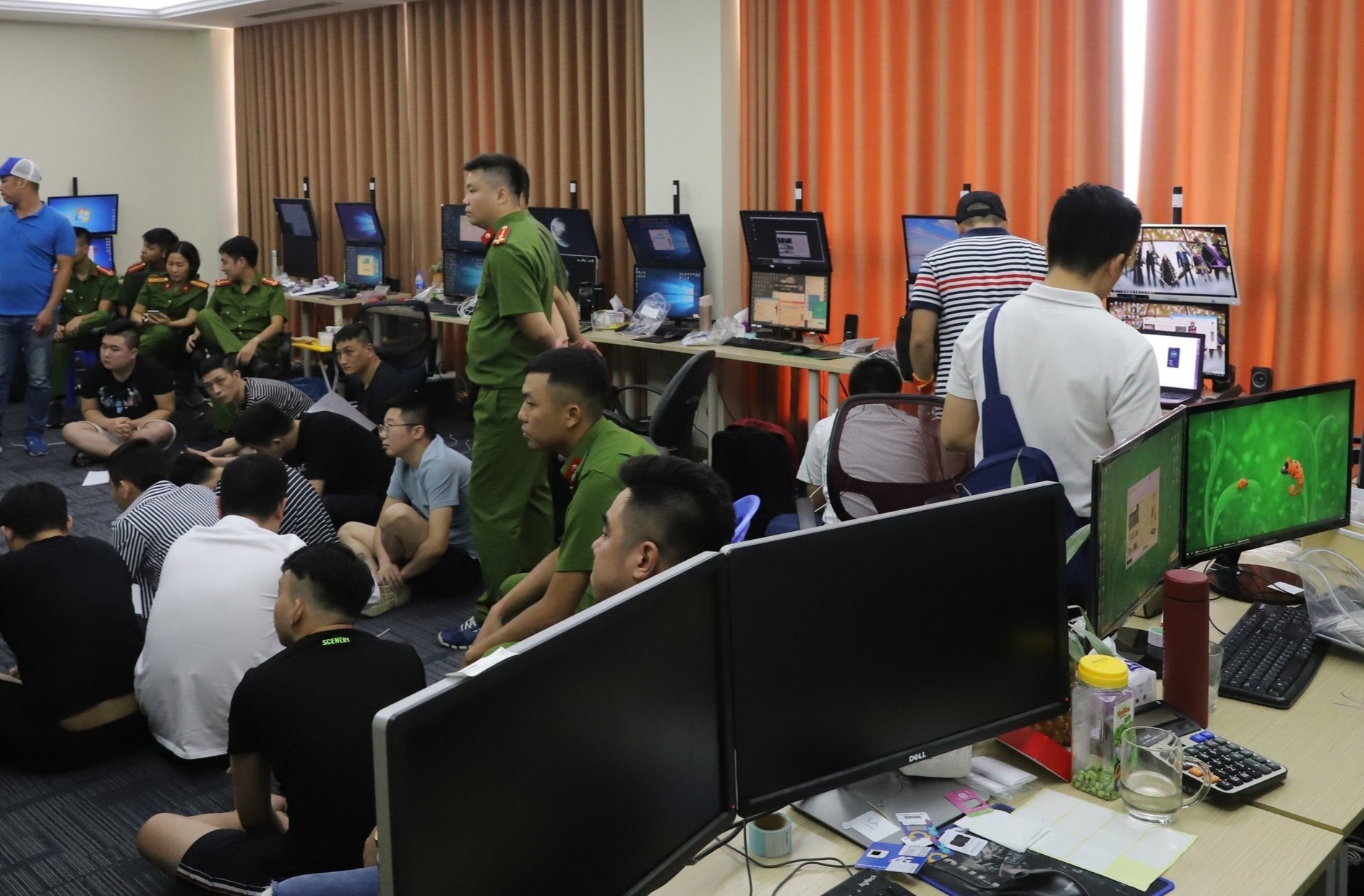 Hon 100 cong an triet pha duong day danh bac hinh anh