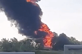 Lua bao trum xe cho dau tren cao toc hinh anh