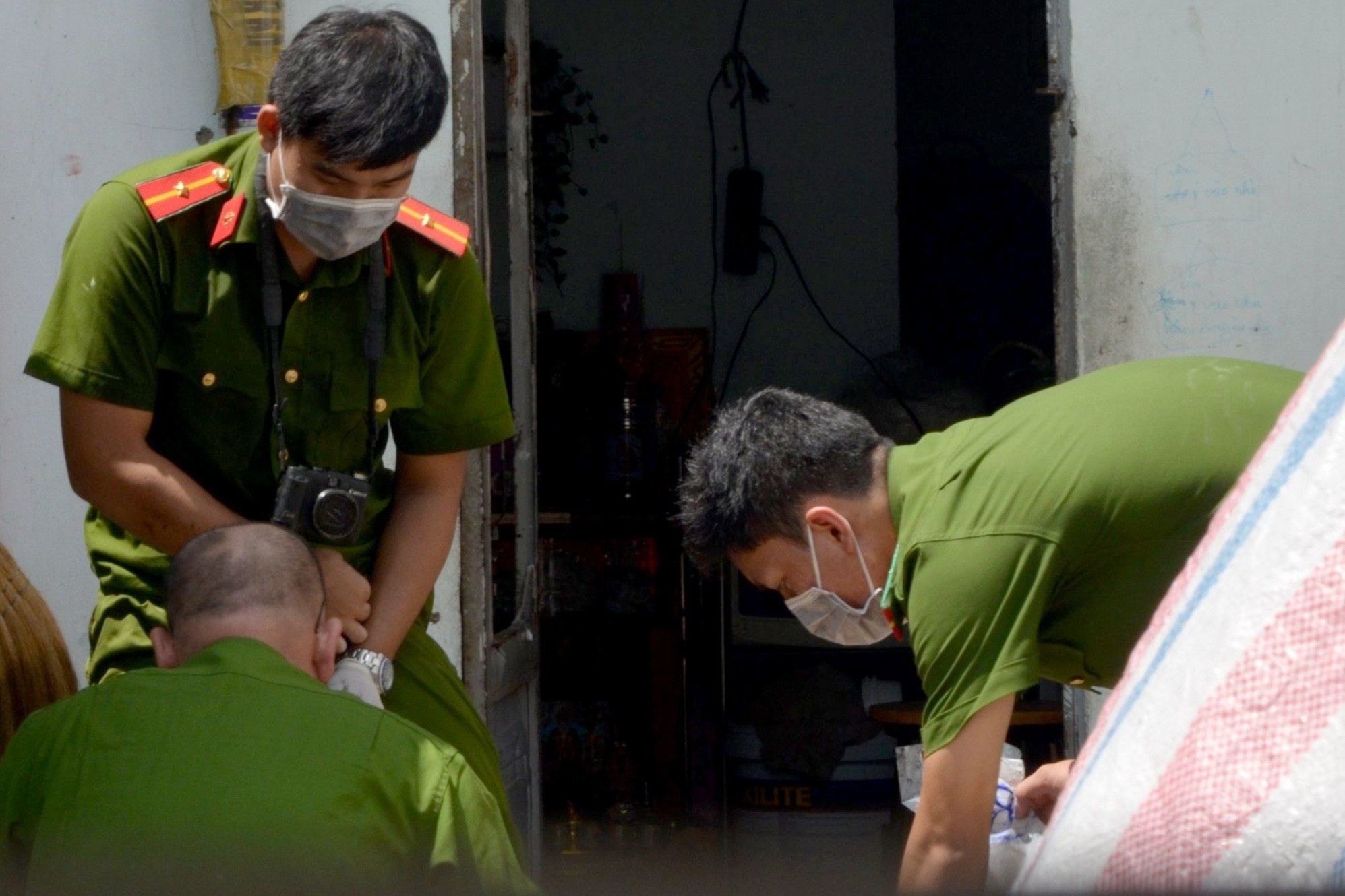 Con trai nghi giet bo roi tu tu hinh anh