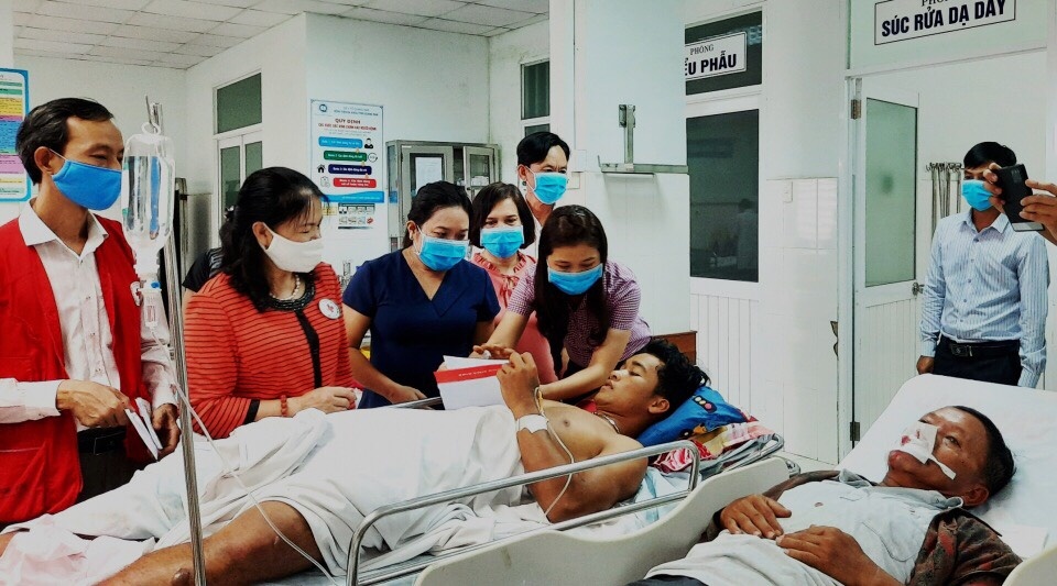 Tinh nguyen vien cuu nguoi dan bi sat lo anh 1