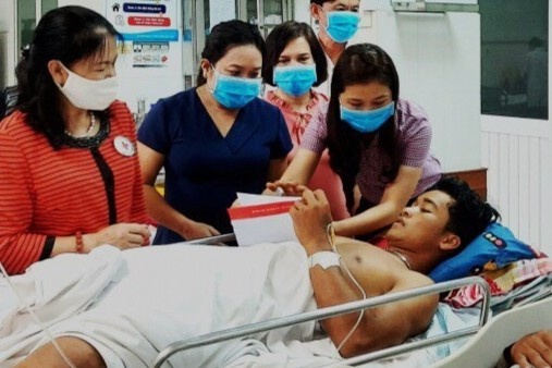 Tinh nguyen vien Quang Nam ho tro nguoi dan trong bao lu hinh anh