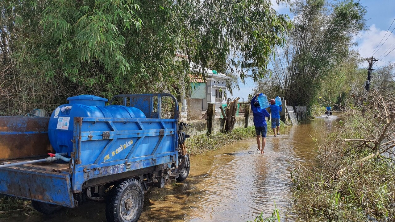 Tinh nguyen vien cuu nguoi dan bi sat lo anh 2