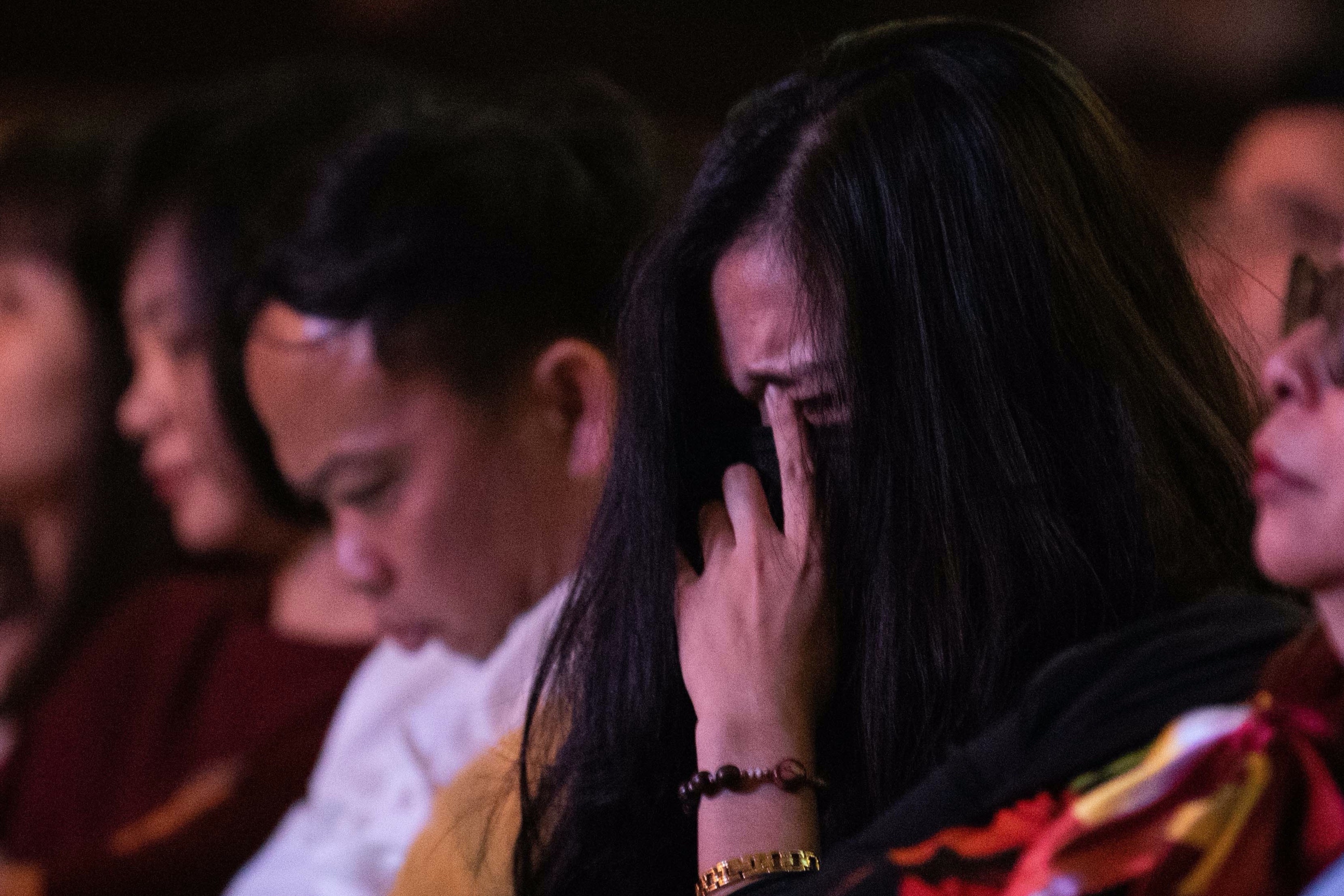 Khan gia bat khoc trong dem nhac huong ve mien Trung hinh anh