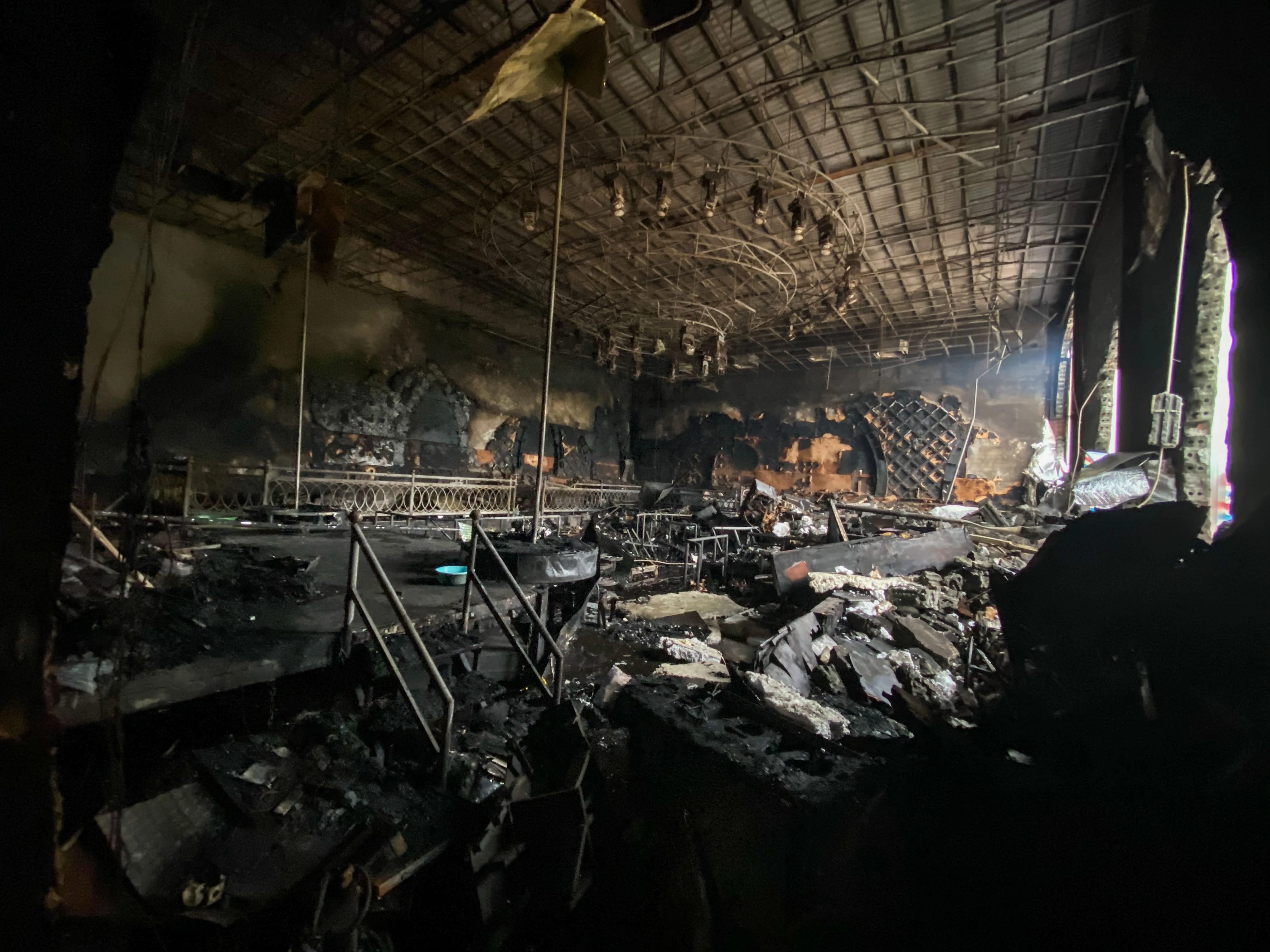 quan bar X5 boc chay anh 2