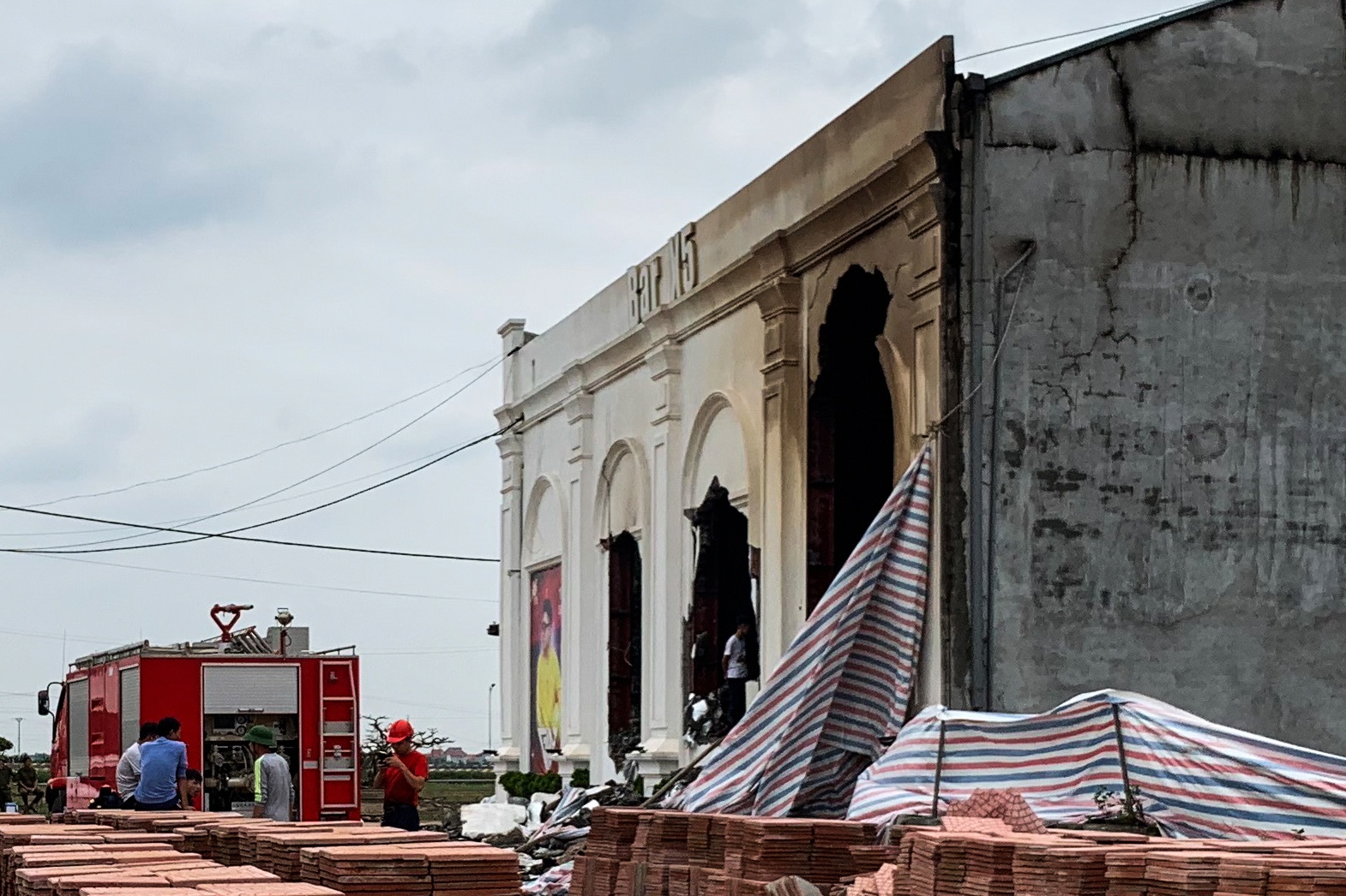 quan bar X5 boc chay anh 3