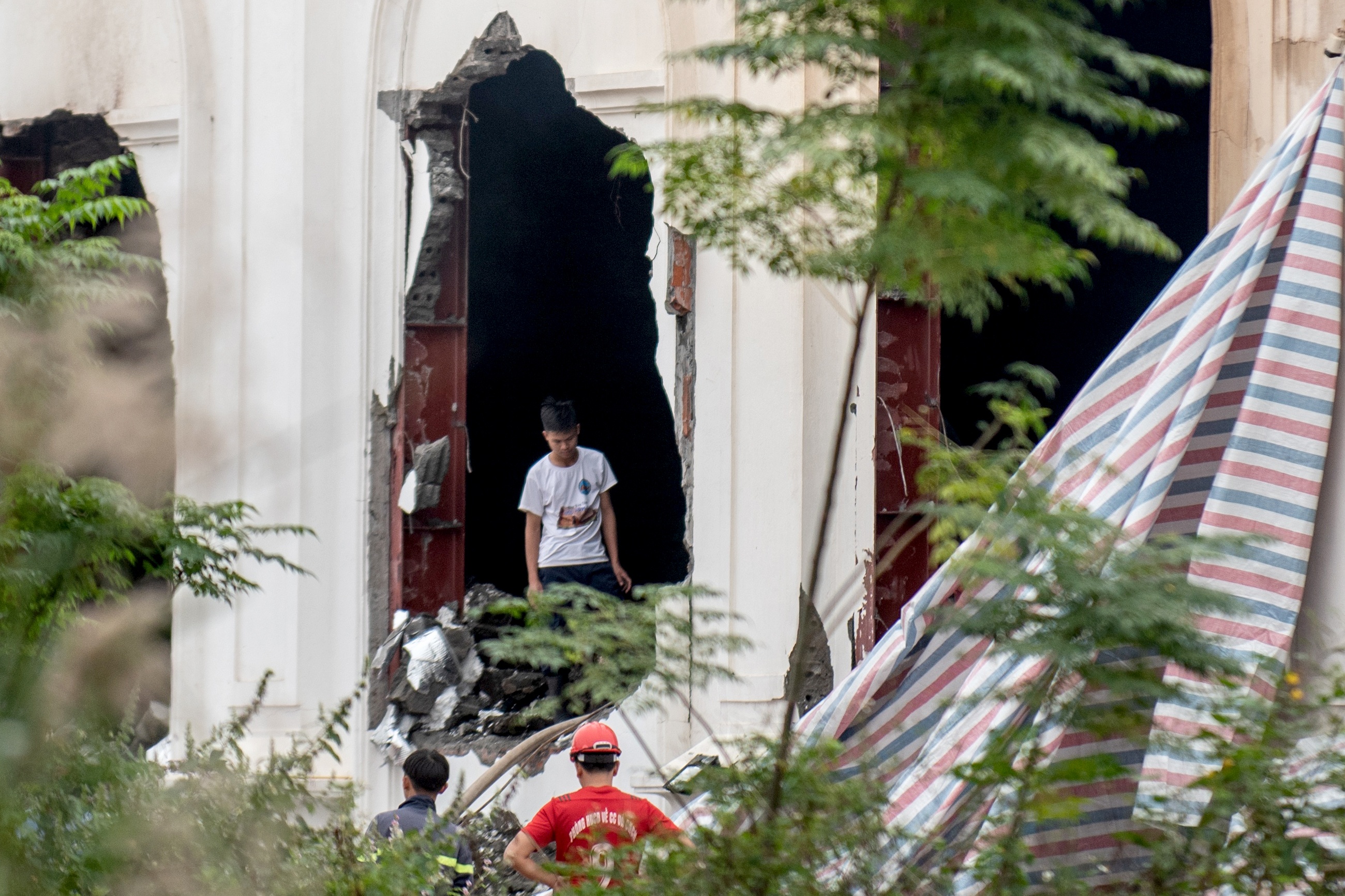 100 nguoi thao chay khi lua thieu rui bar X5 Club hinh anh