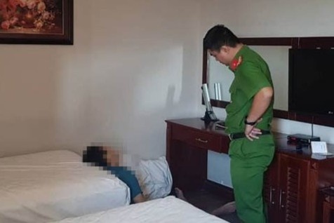 Thieu ta quan doi tu vong trong khach san hinh anh