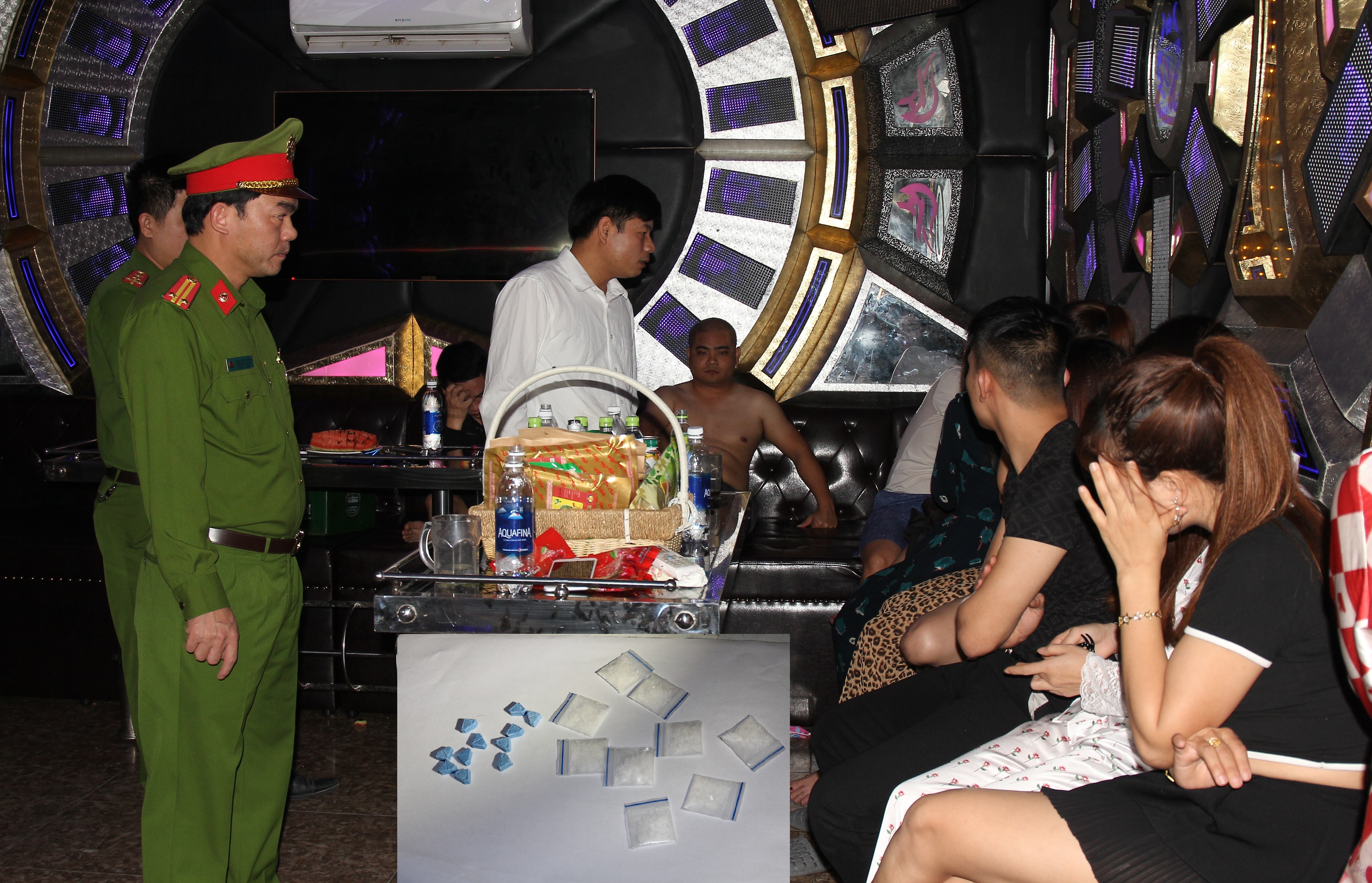 17 người phê ma túy trong quán karaoke ảnh 1 17 nguoi phe ma tuy trong quan karaoke anh 1