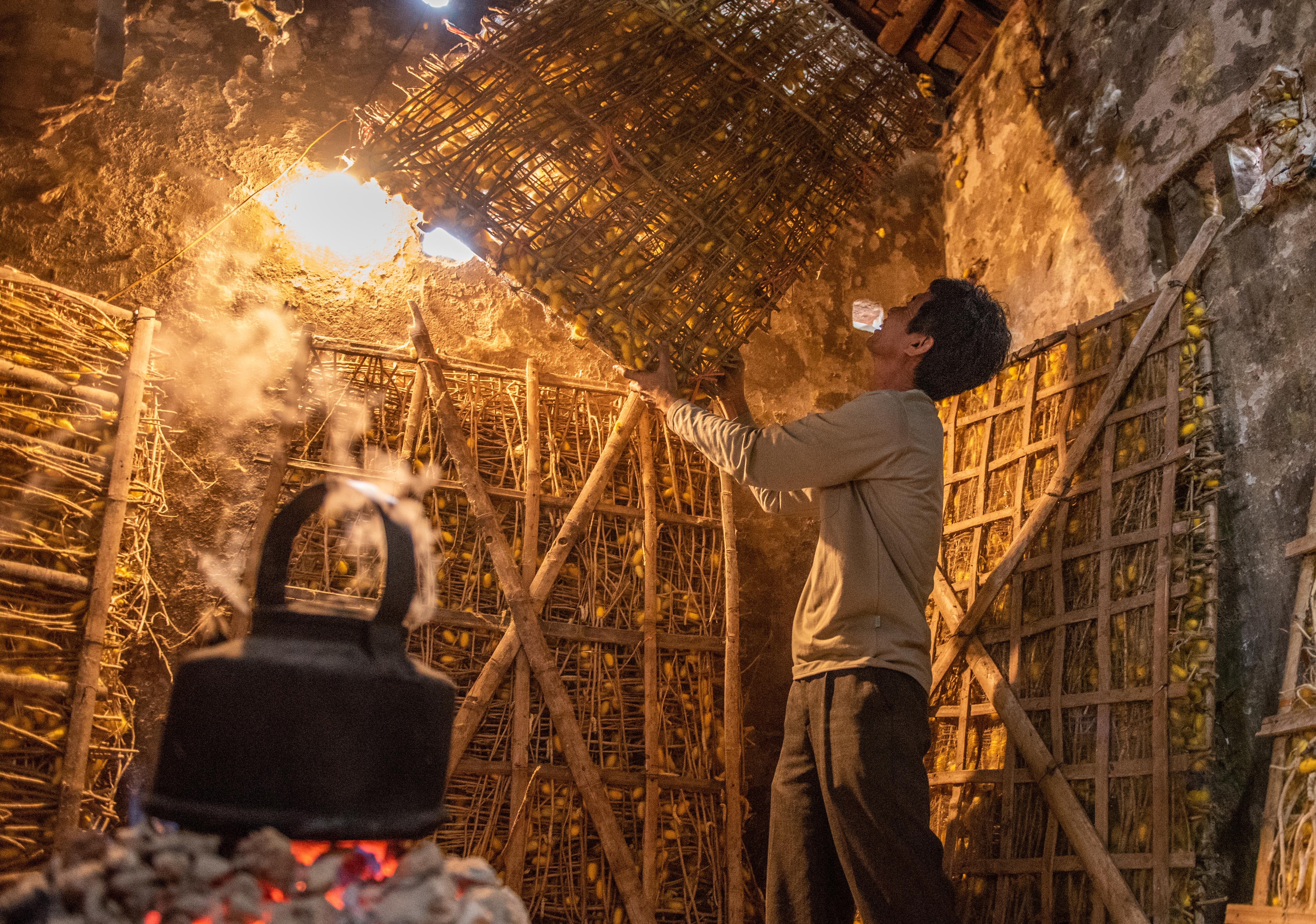 Nguoi gin giu nghe uom to truyen thong hinh anh