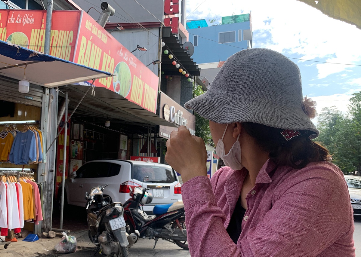 Nhan vien quan banh xeo tung bo chay giua dem hinh anh