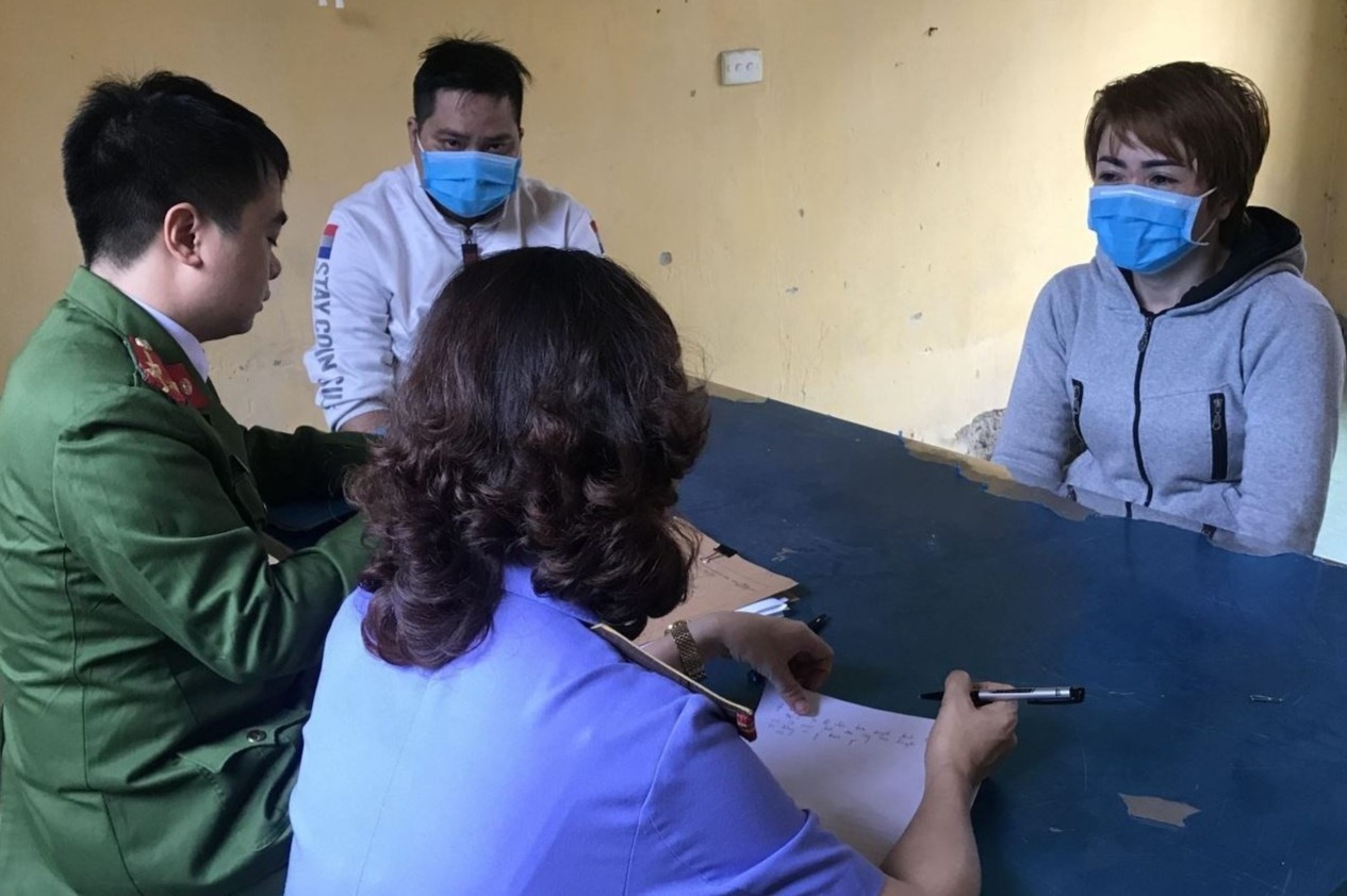 Bat chu quan banh xeo bao hanh nhan vien hinh anh