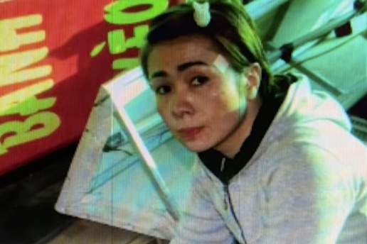 Chu quan banh xeo tung dung chay danh nhan vien hinh anh