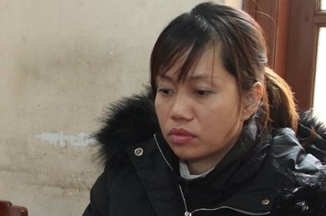 Nguoi phu nu trom tien mung dam cuoi hinh anh