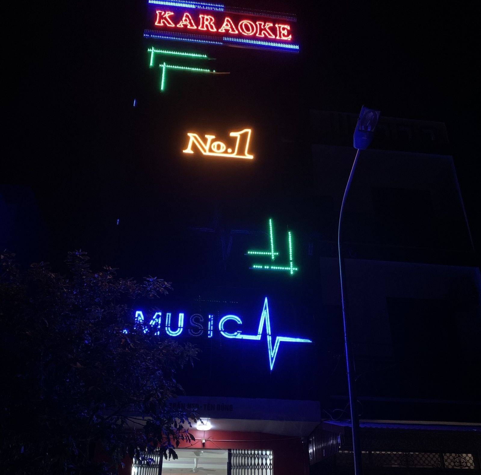 15 người dương tính ma túy trong quán karaoke ảnh 1 15 nguoi duong tinh ma tuy trong quan karaoke anh 1