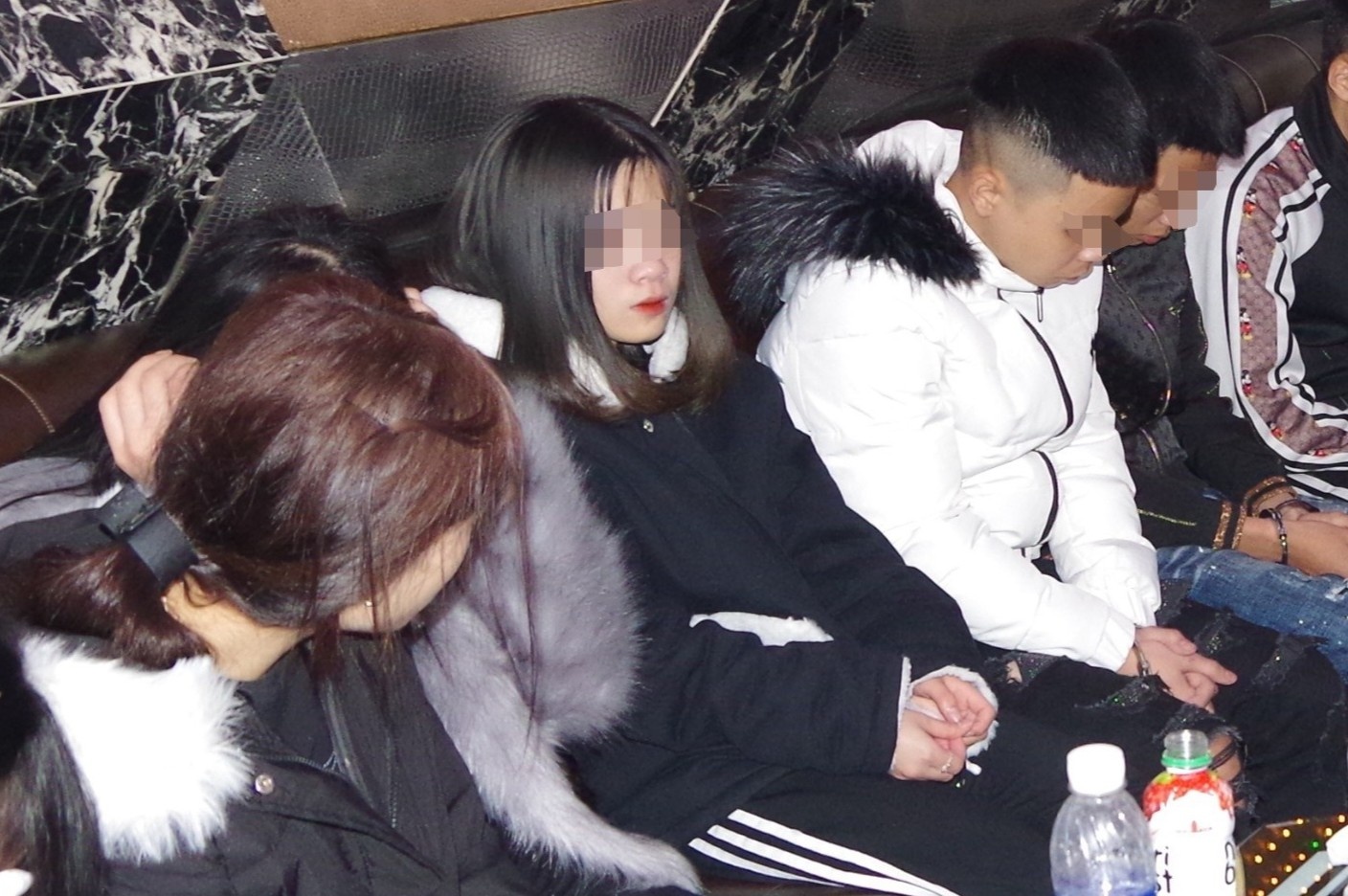 Chu quan karaoke phe ma tuy cung khach trong dem Noel hinh anh