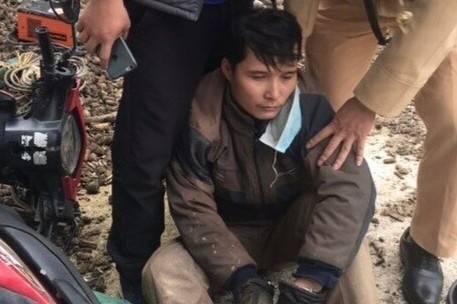 Nghi pham buon ma tuy lao xe may vao canh sat hinh anh