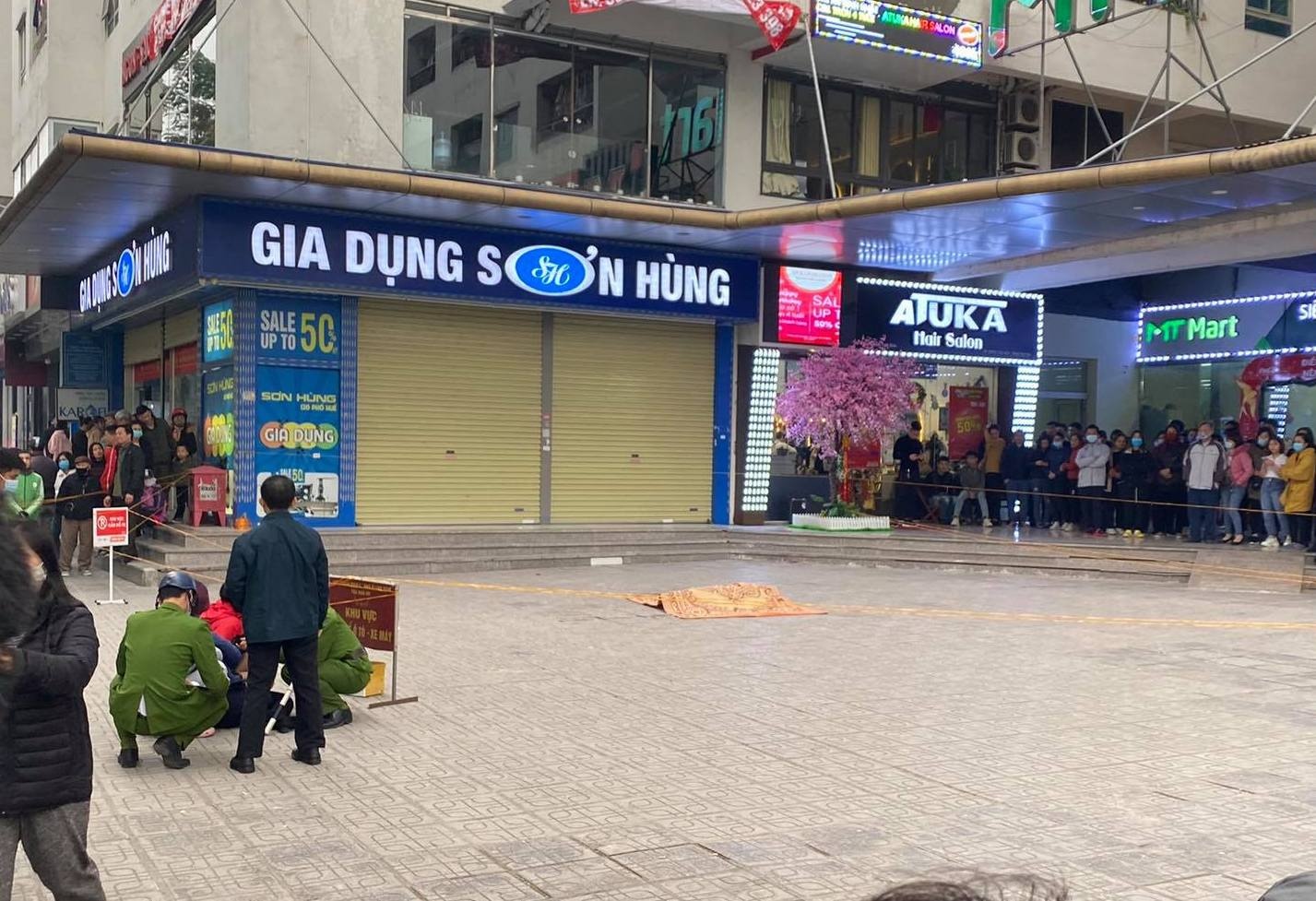 Roi tu tang cao chung cu anh 1