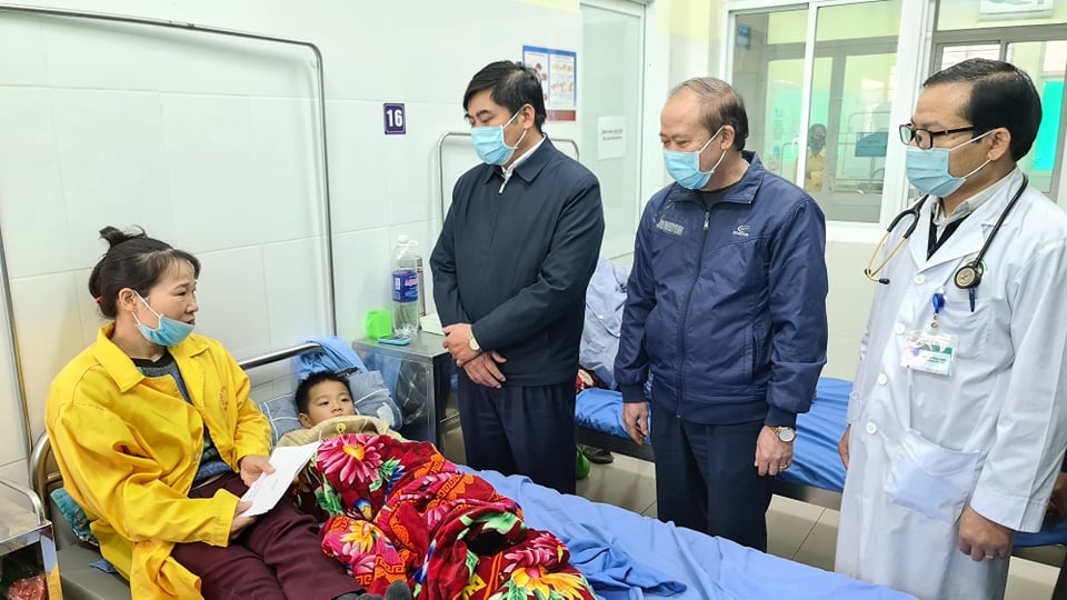 4 tre nho thuong vong vi bi may ep coc de anh 2