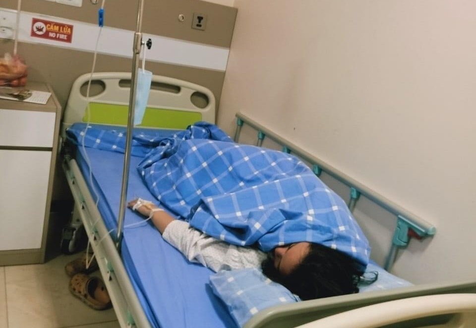 2 nu sinh bi danh hoi dong anh 2