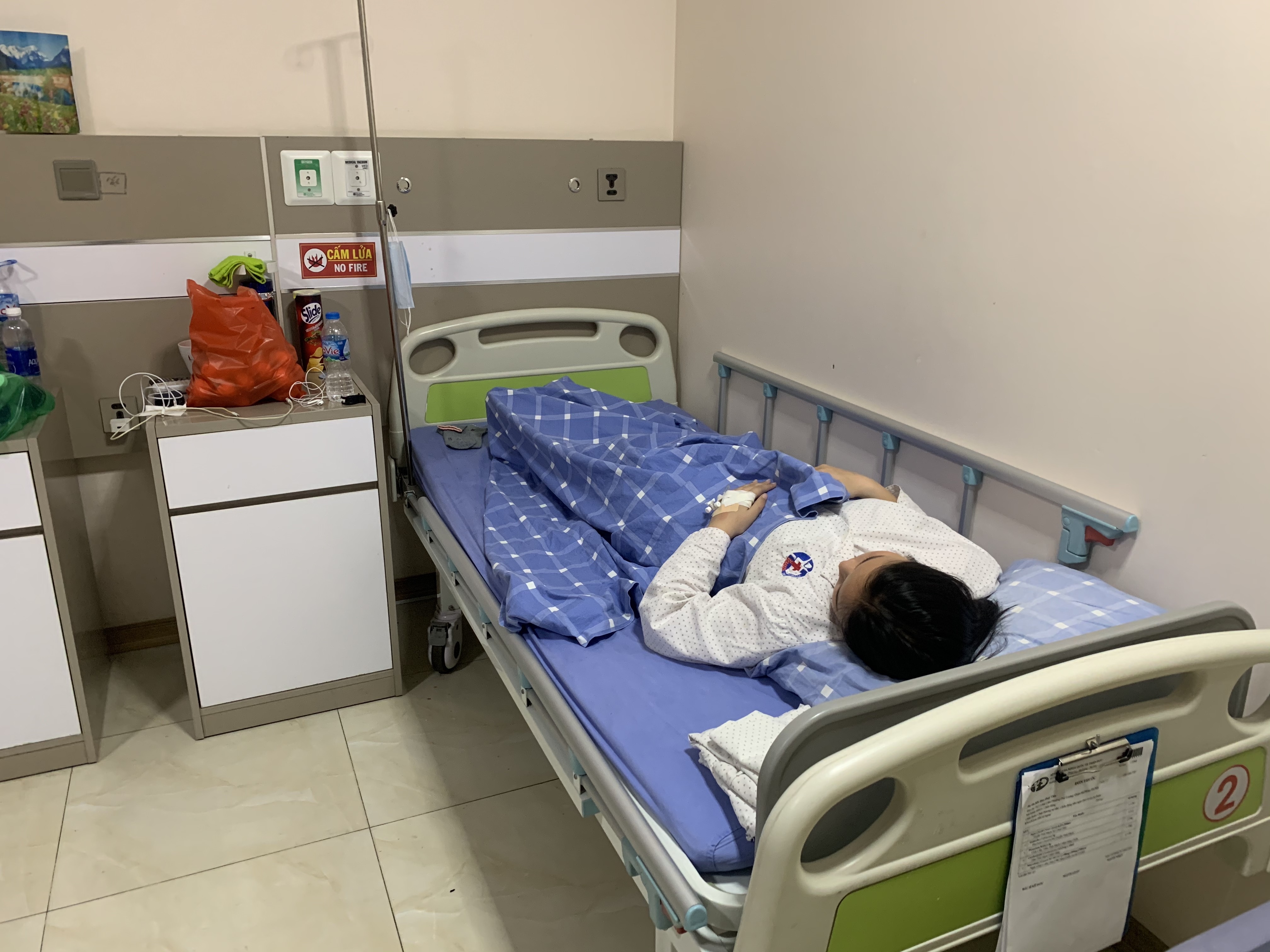 2 nu sinh bi danh hoi dong anh 1