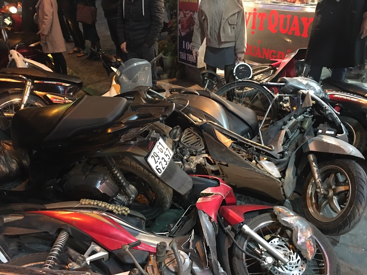 Nu tai xe tong hang loat xe may tren pho hinh anh