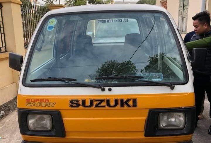 Khoi to 2 nguoi dung oto di trom cho hinh anh