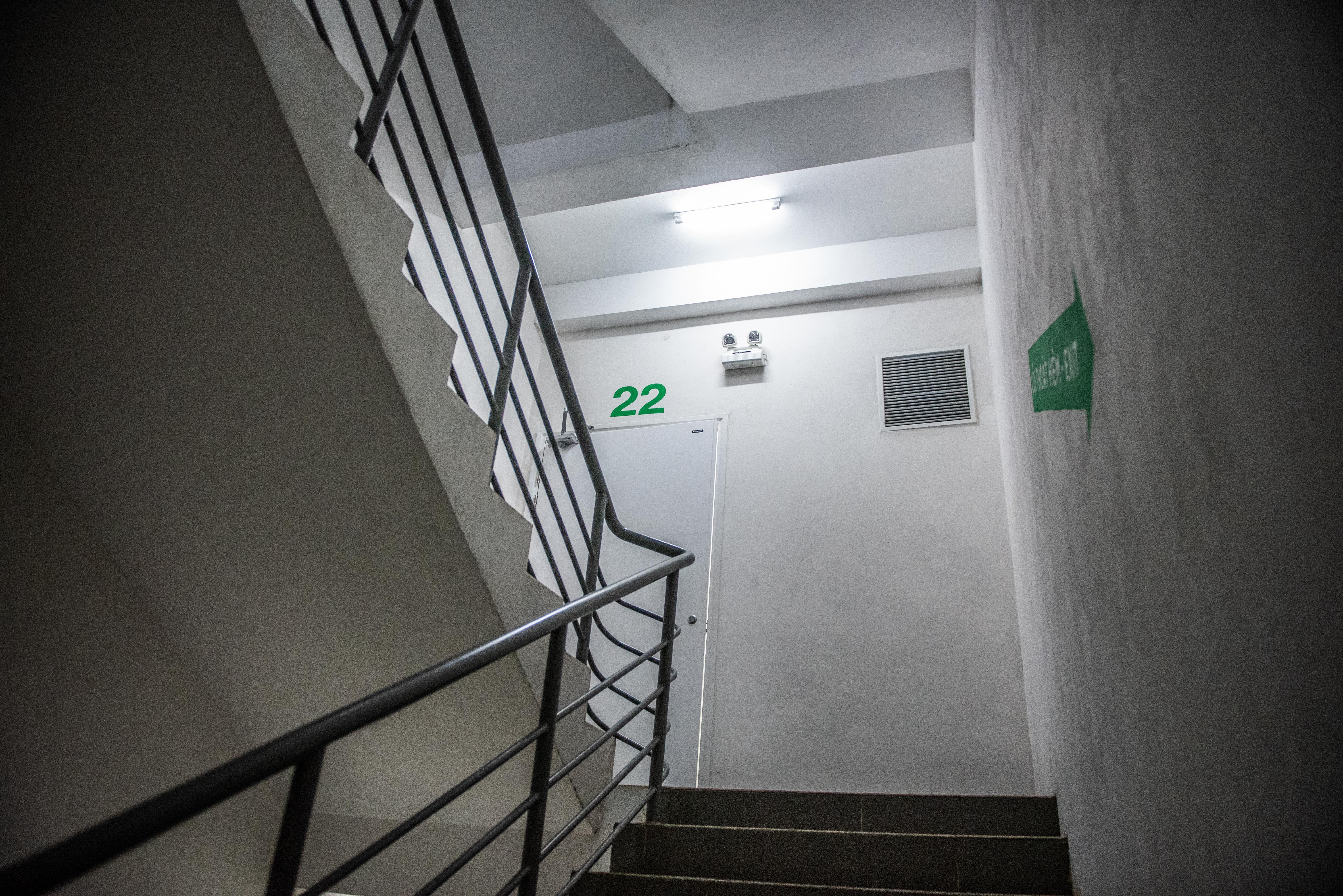 Vi sao khong ai phat hien nu sinh bi hiep dam o chung cu? hinh anh