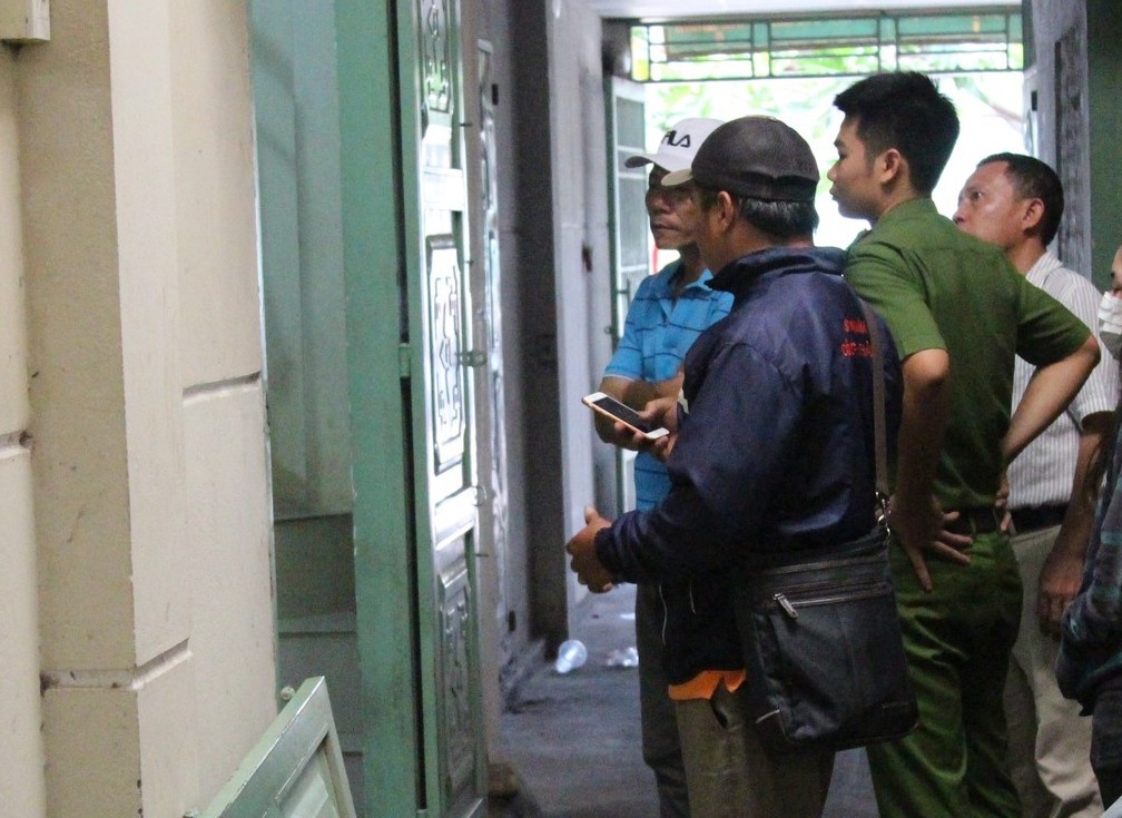 Phat hien thi the co gai trong phong tro hinh anh