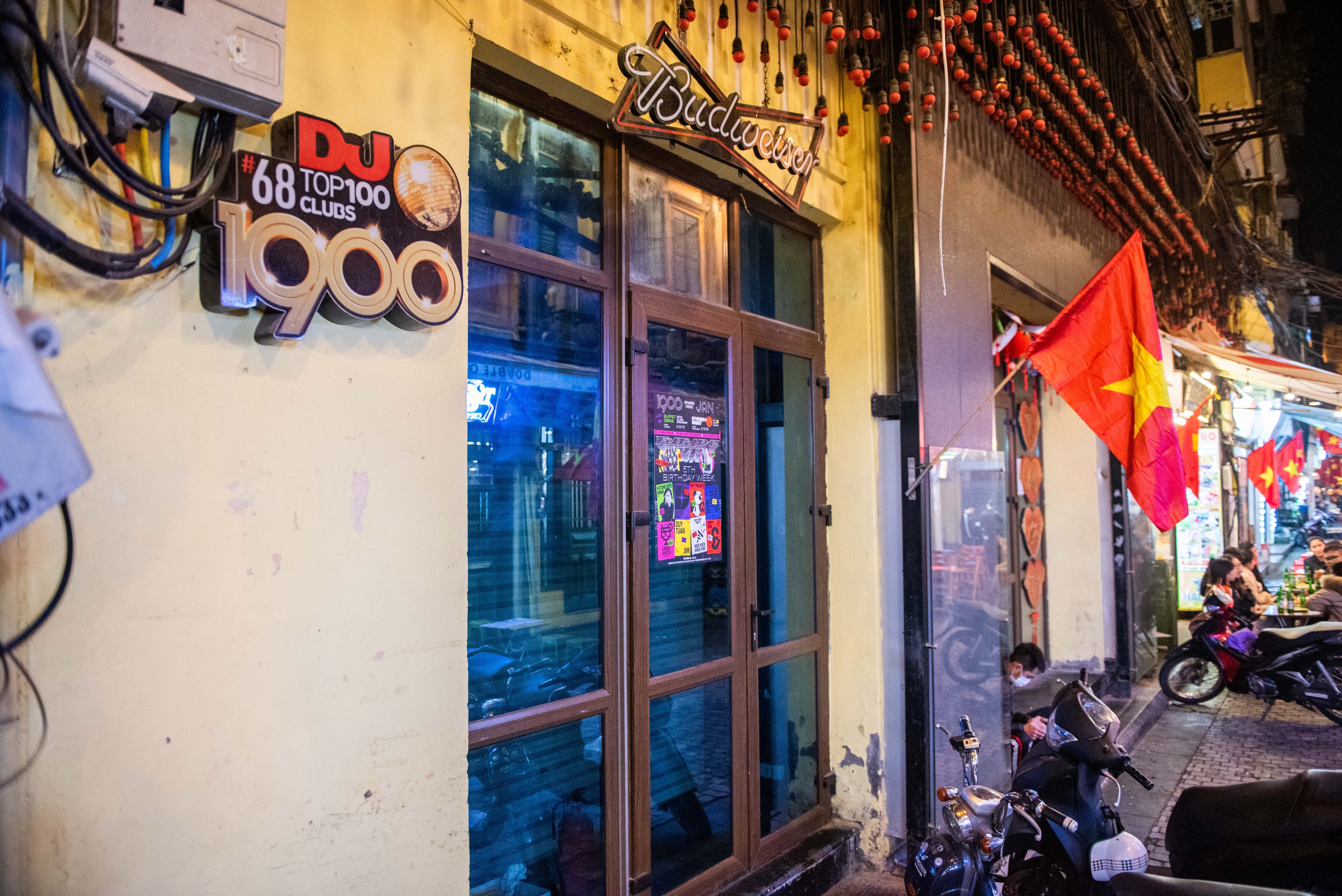 khac o at roi quan bar anh 2