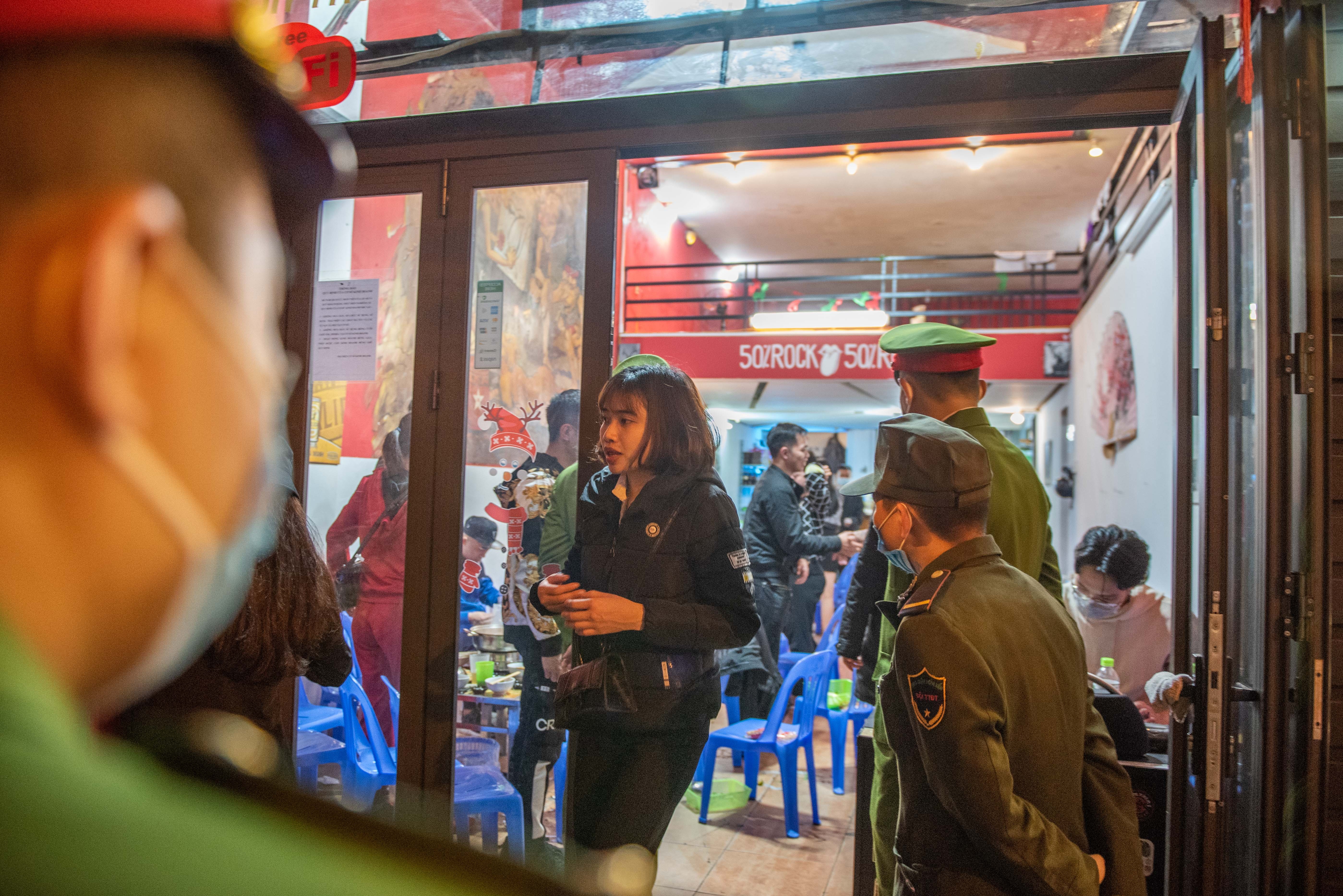 khac o at roi quan bar anh 10