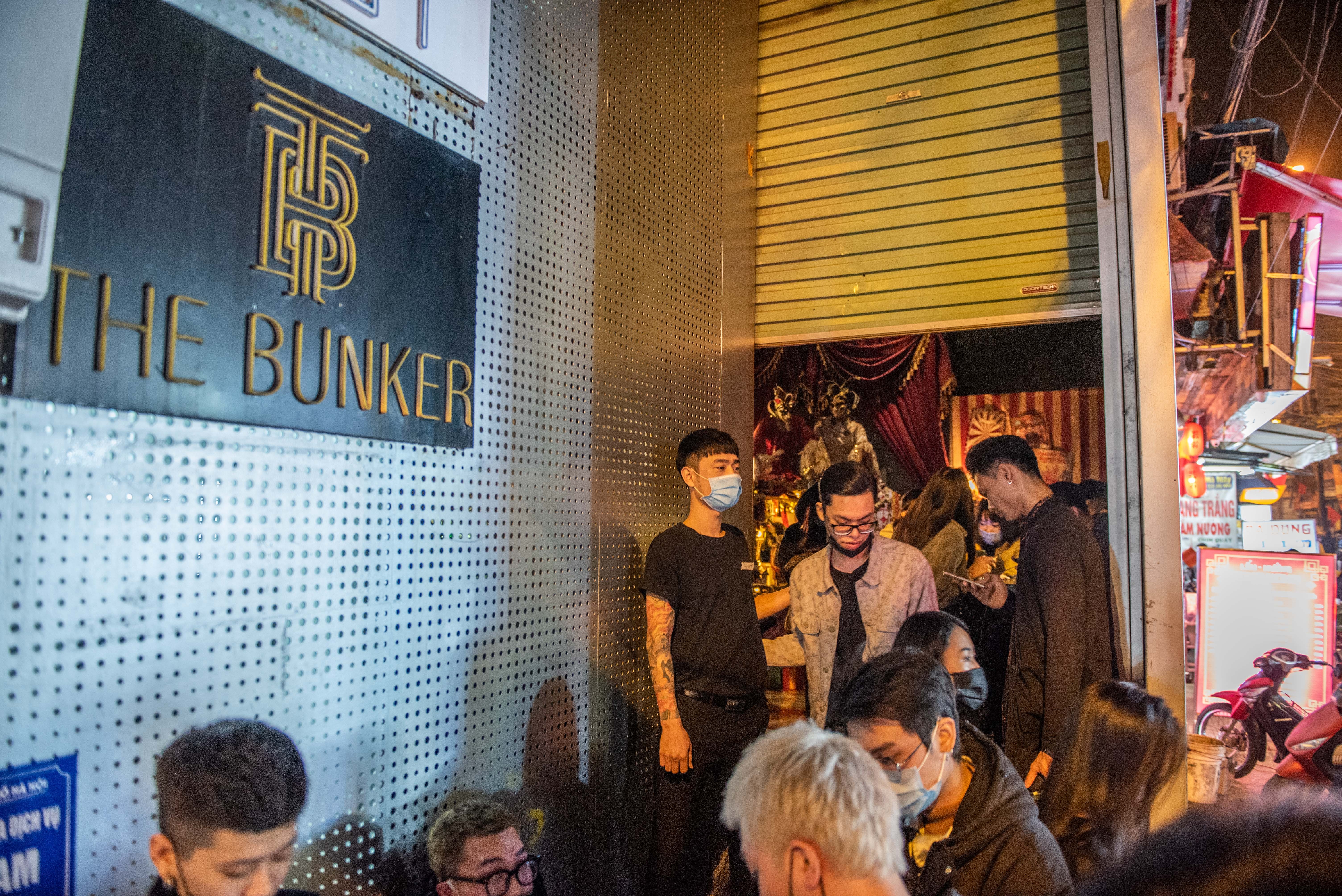 khac o at roi quan bar anh 8