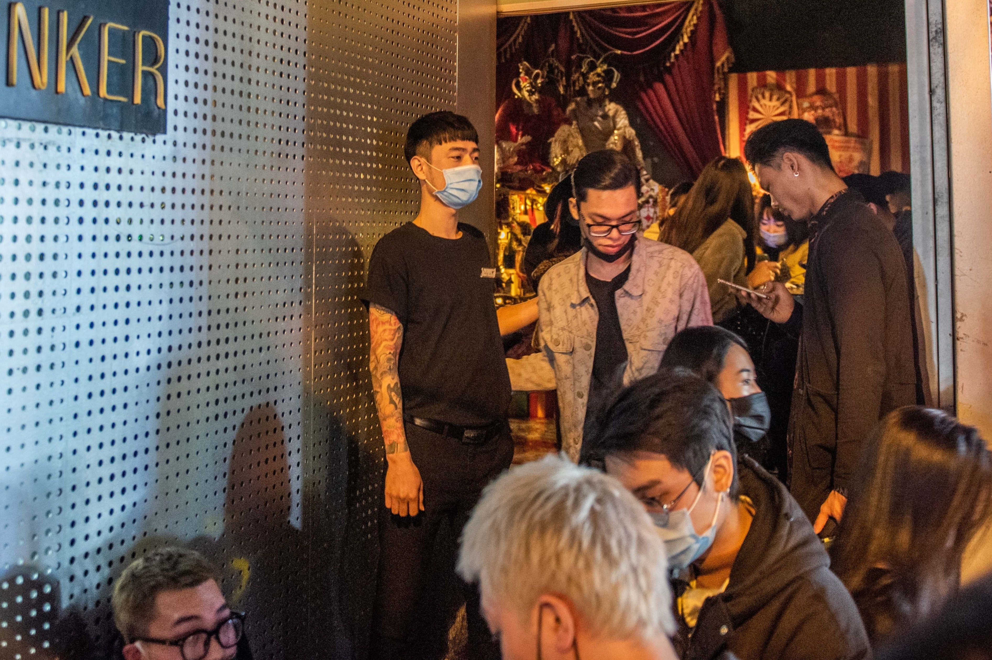 Khach o at roi quan bar theo lenh cam hinh anh