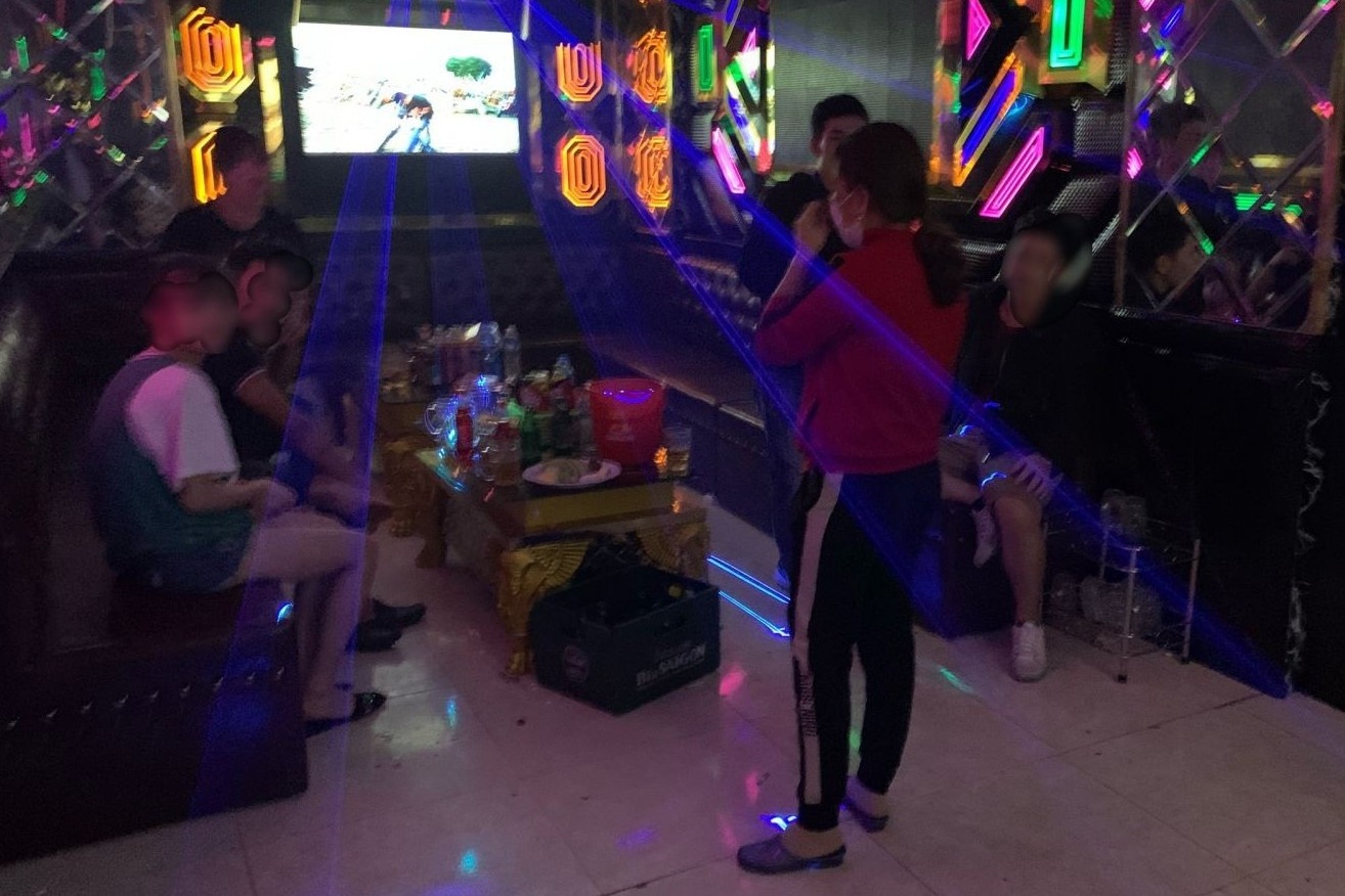 Quan karaoke hoat dong chui giua dich hinh anh