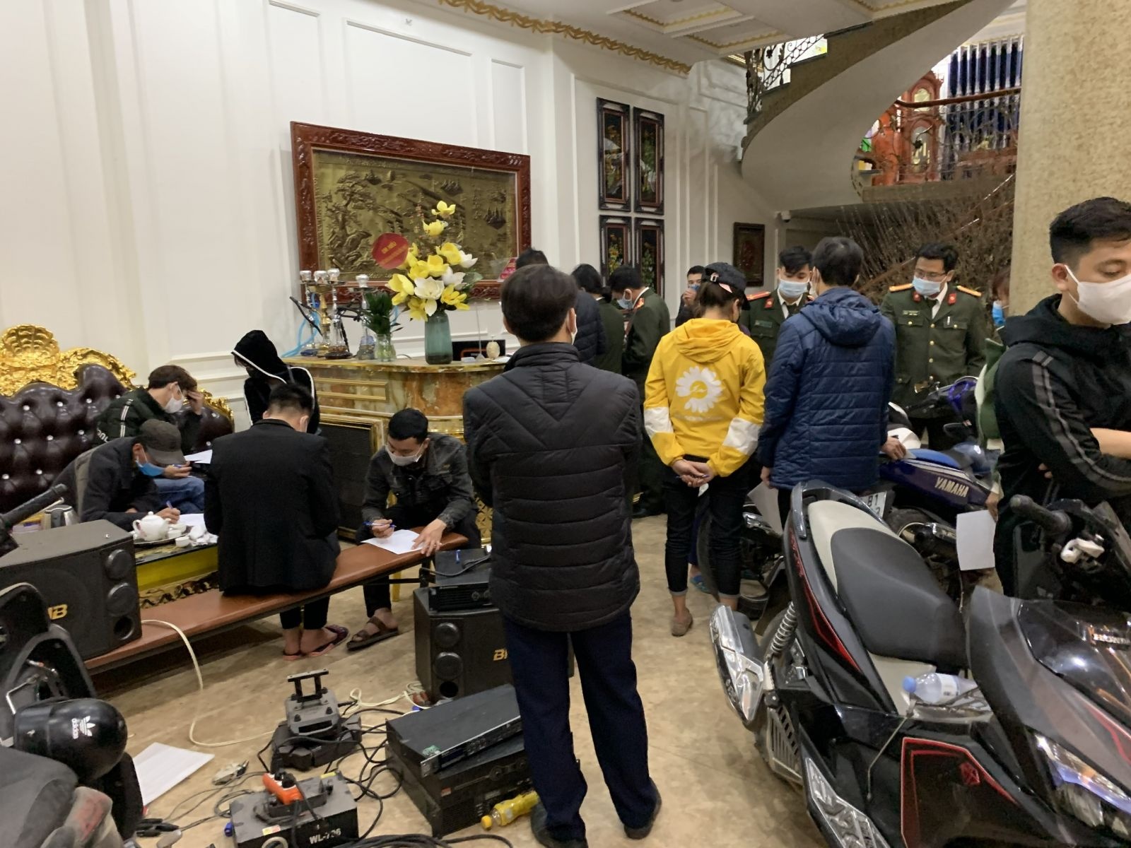 Quán karaoke mở chui bất chấp lệnh cấm ảnh 2 Quan karaoke mo chui bat chap lenh cam anh 2