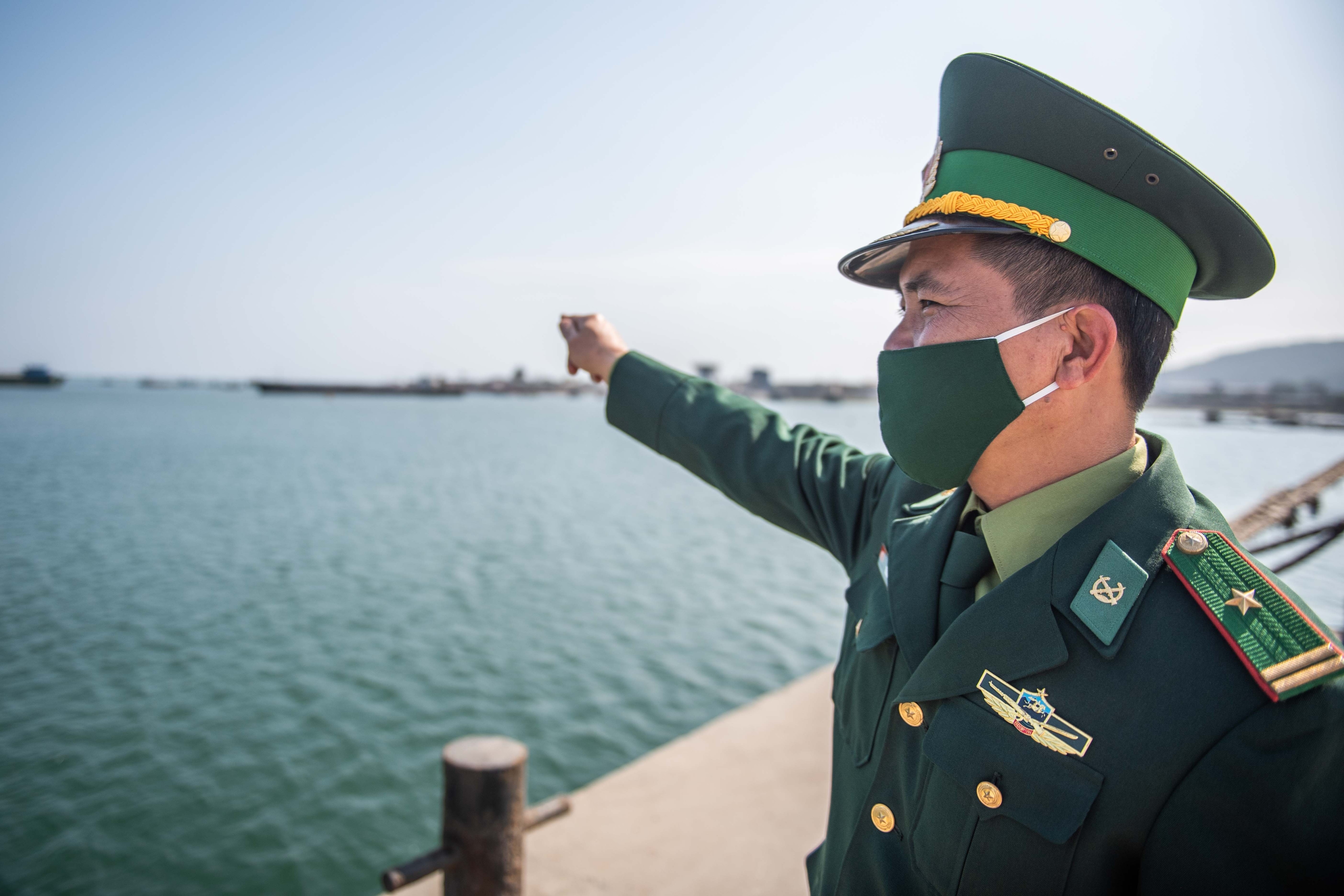 Ngay can Tet cua nhung nguoi linh quan ham xanh hinh anh