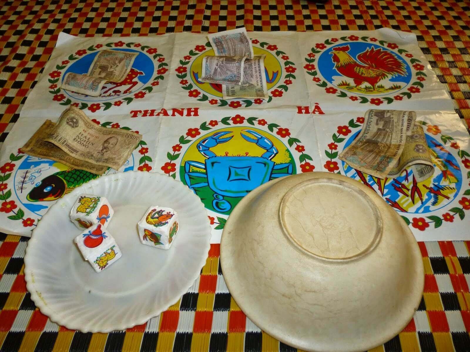 Choi bau, cua, tom... tai nha dip Tet co bi xu ly khong? hinh anh