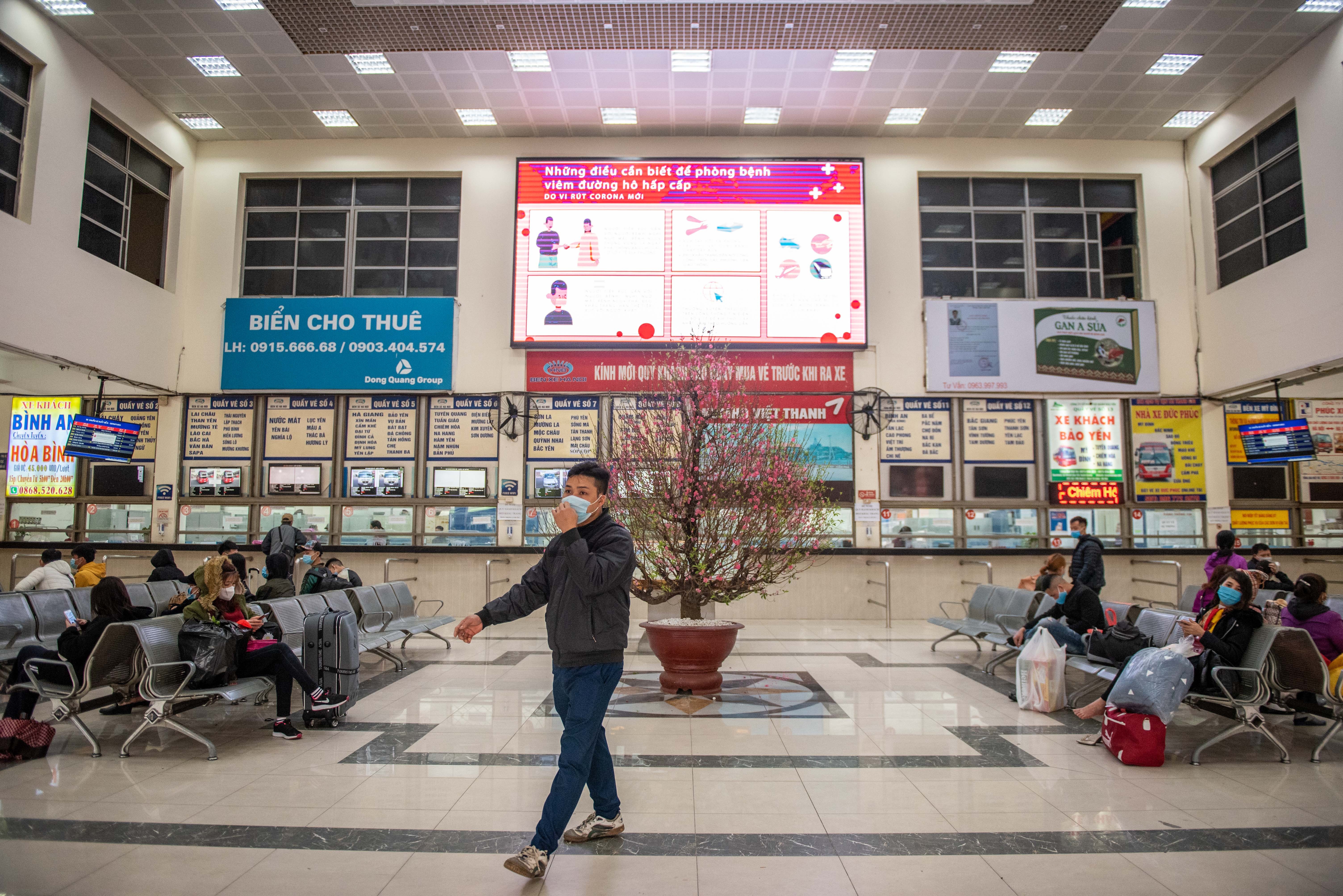 Ben xe khach My Dinh vang ve anh 11