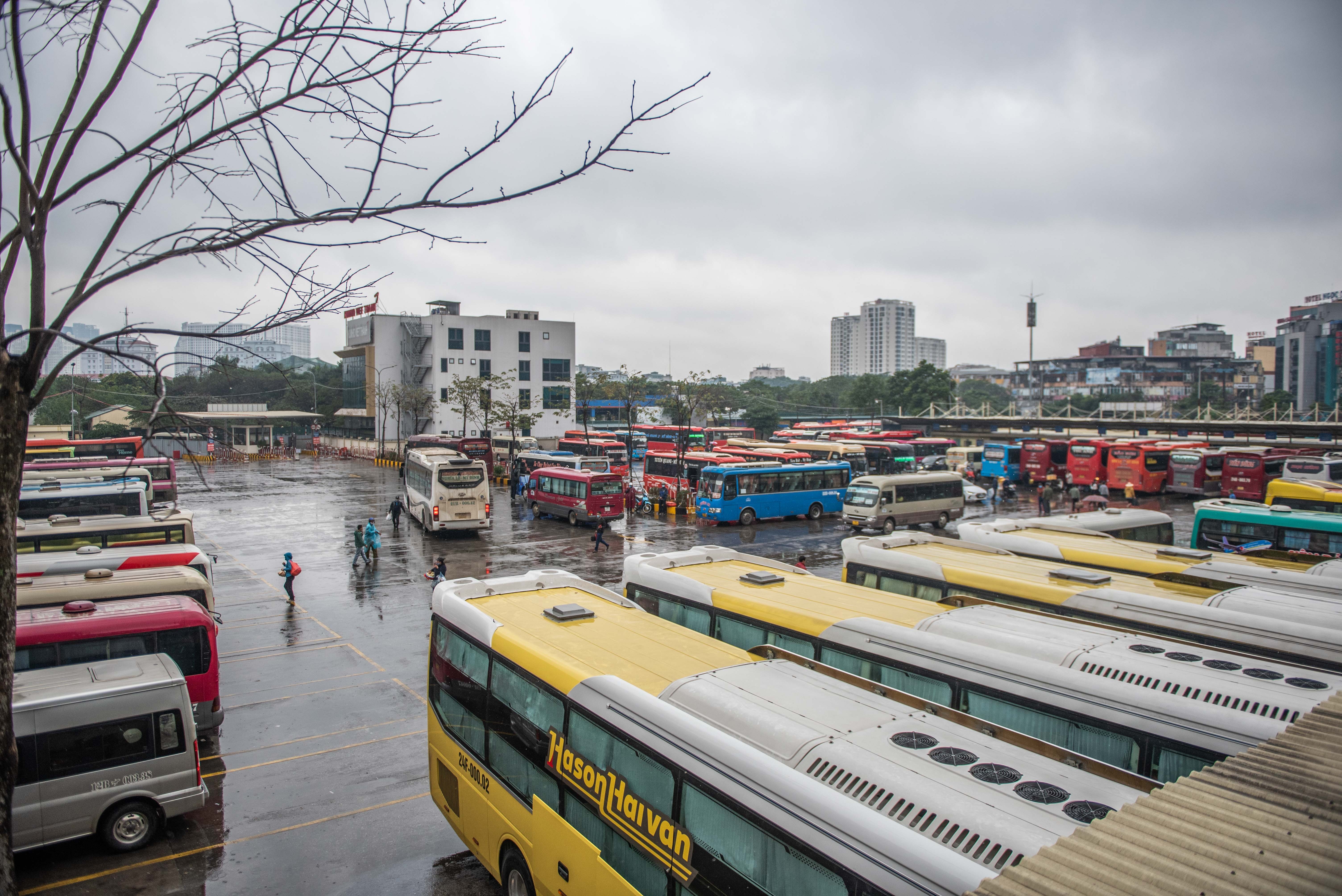 Ben xe khach My Dinh vang ve anh 2