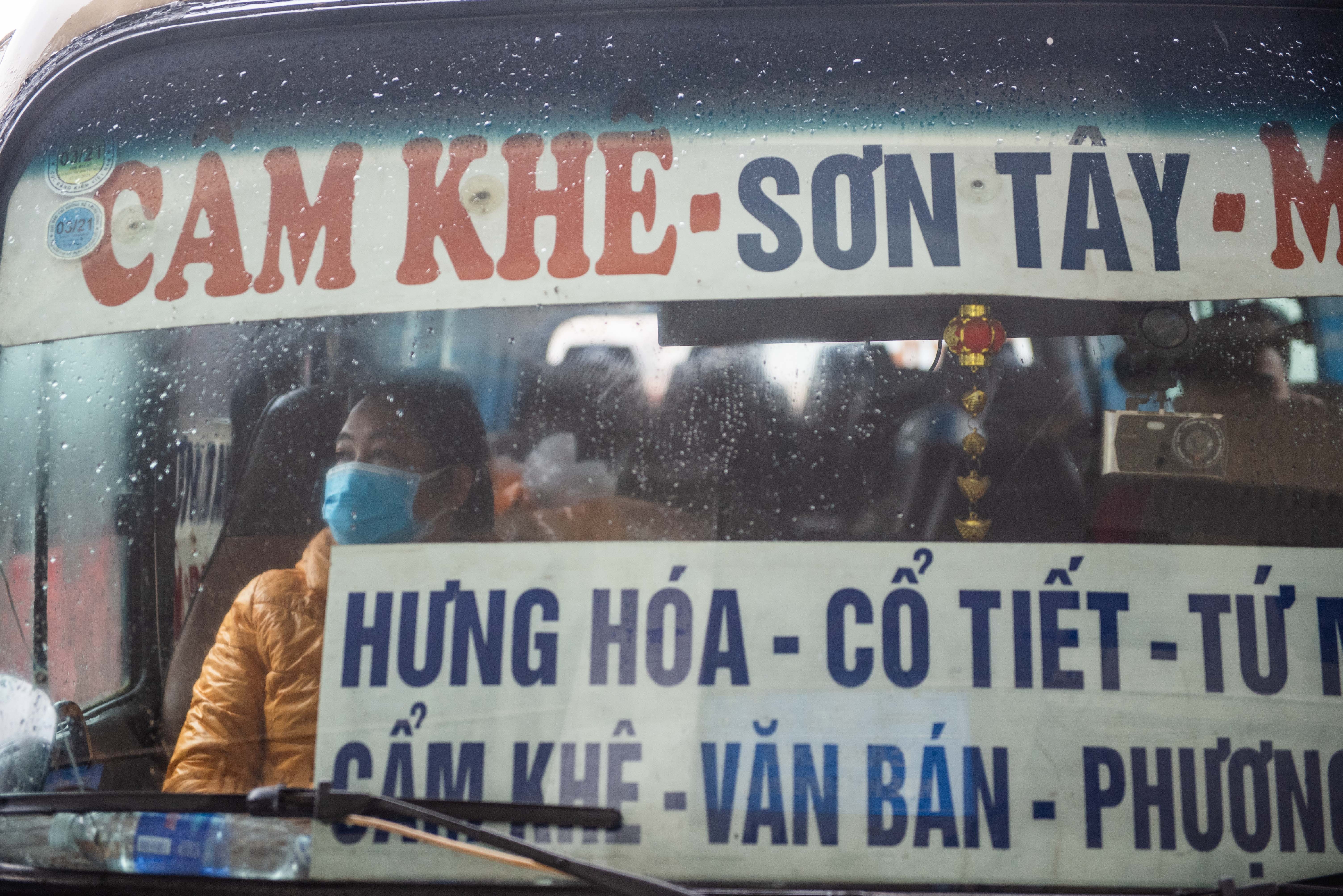 Ben xe khach My Dinh vang ve anh 4