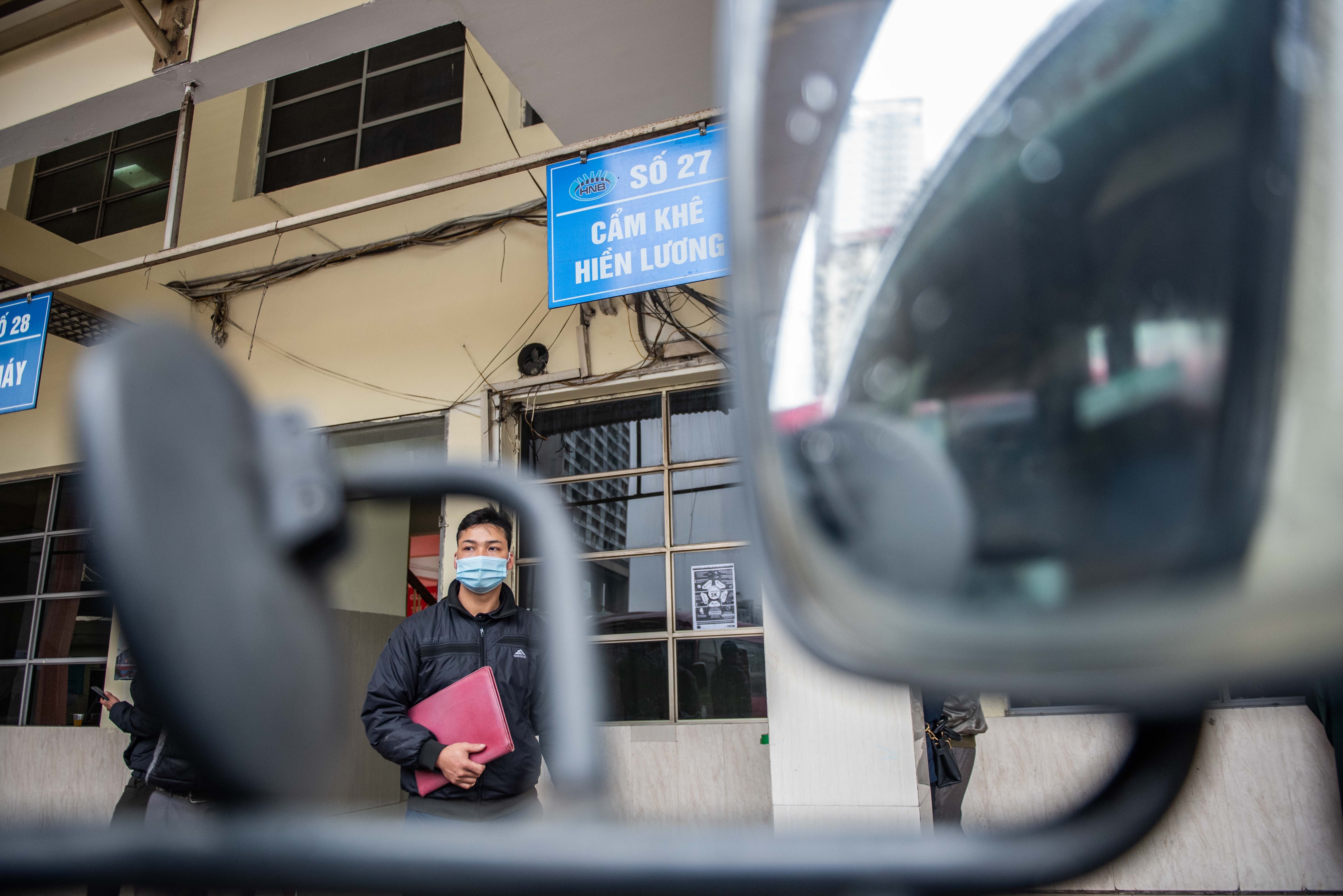 Ben xe khach My Dinh vang ve anh 3