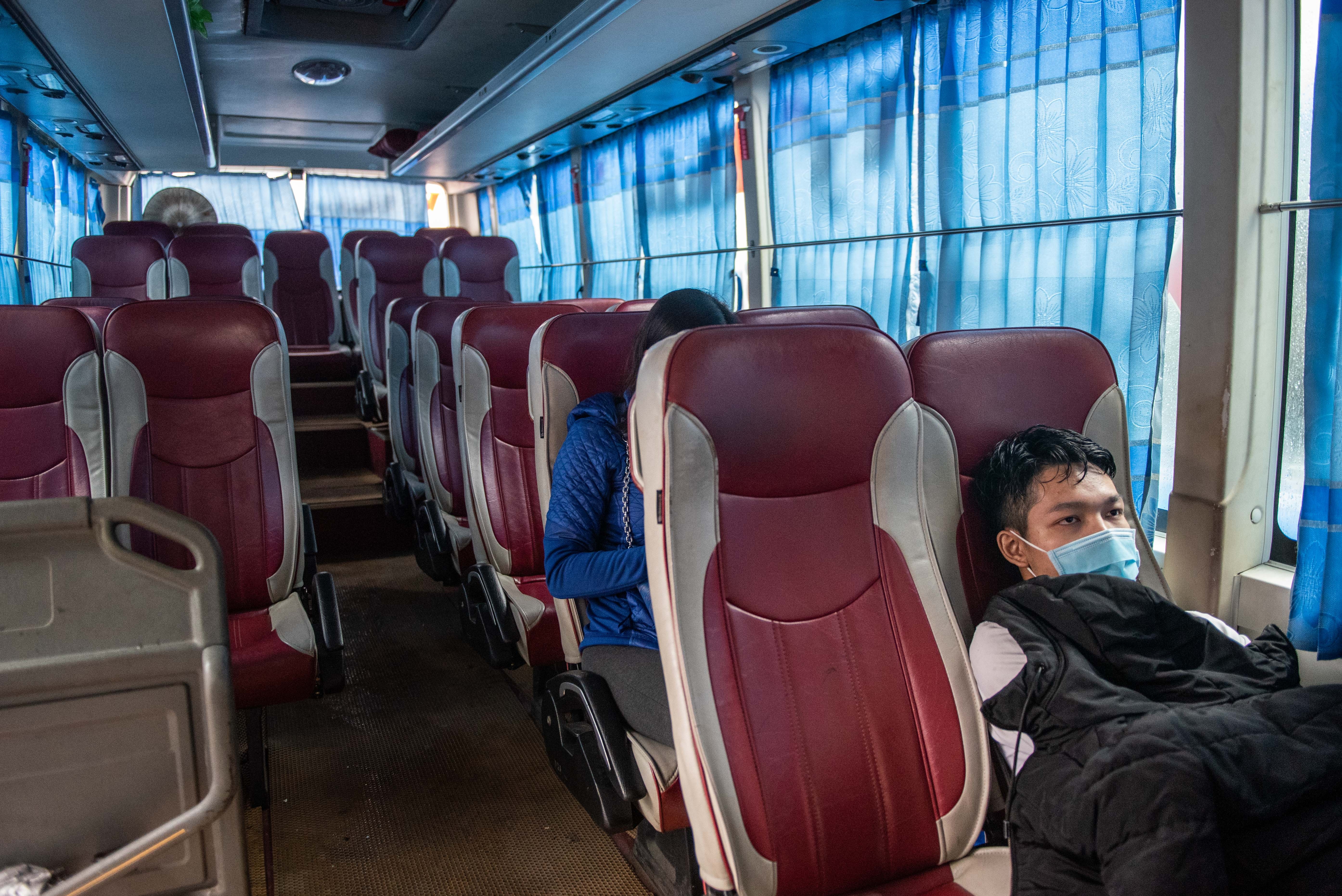 Ben xe khach My Dinh vang ve anh 5