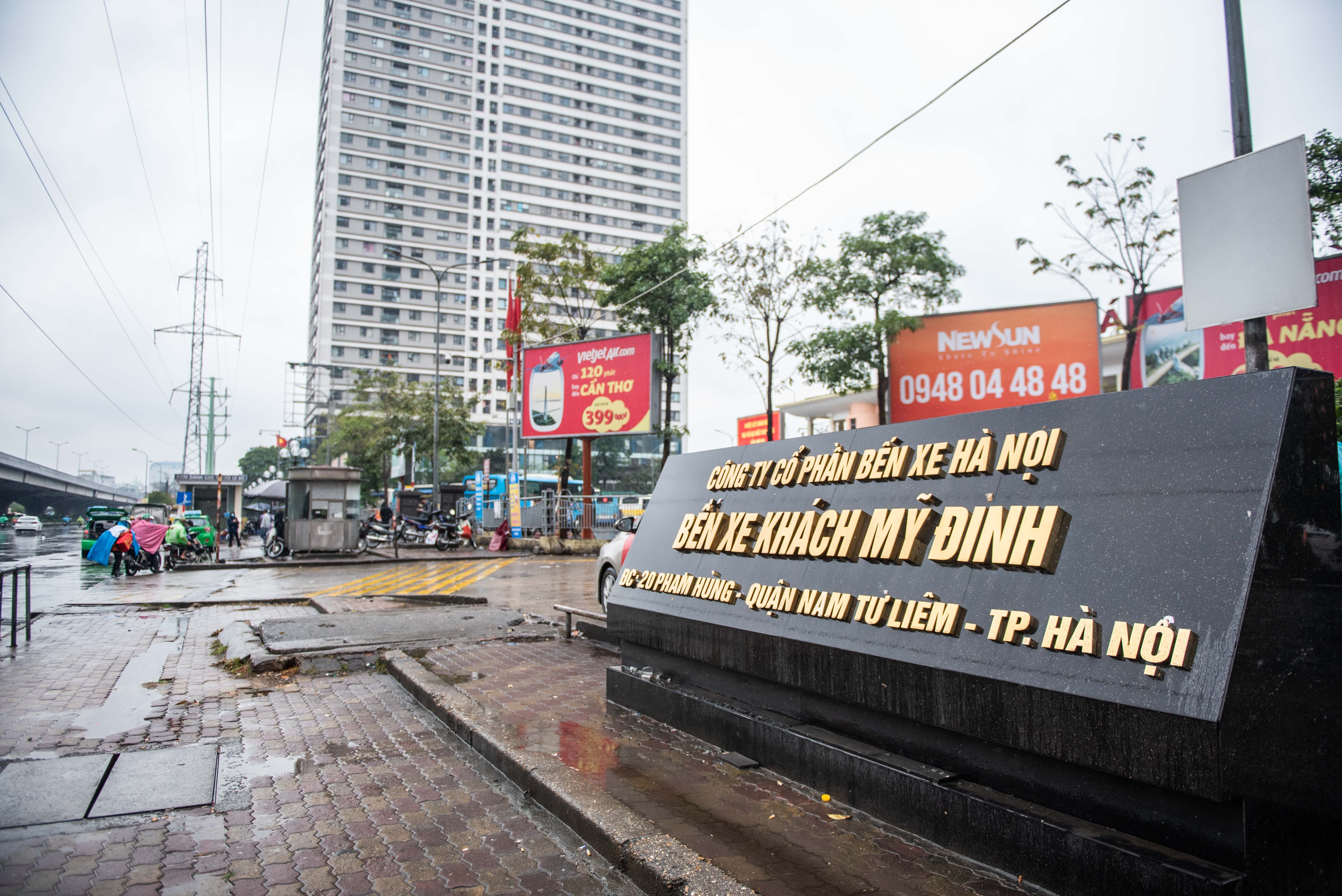 Ben xe khach My Dinh vang ve anh 1